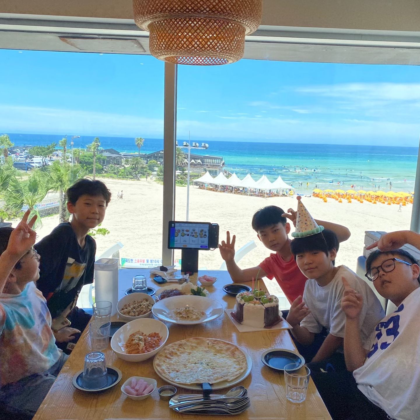 우리 빈이 초등 마지막생일~~(언제 이리컸냥 ㅜㅡ)

전날 농구부친구들이랑 가볍게 생파하고
생일날은 가족들과~^^

서귀포 넘어가서 빈이 좋아하능거 먹공
하리보월드도 가고 
오늘은 젤리도 허용해줌 ㅋㅋㅋ사라
누나도 동생생일이라고 스케줄빼고 놀아주고
(까불어도 봐줌ㅎㅎ)
내새꾸들 이쁘네❤️

아들~~ 생일축하해🥳

#생일 #생일축하해 #가족스타그램
