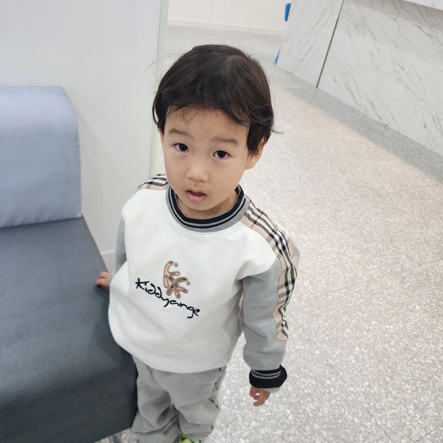 쌤 없다고 빈방 보면서 울고불고
쌤 보자마자 달려가서 앵기는 쭈니
지그엄마 이름도 모르면서 
선생님 이름 애타게 부르는 쭈니
누가보면 애인인줄 알겠다 ㅋㅋㅋㅋㅋㅋㅋ

#애인이니 #누가보면애인인줄😂 
#애타게기다림 #이렇게좋아하다니🙊 
#선생님이능력자이심 #인정인정👍