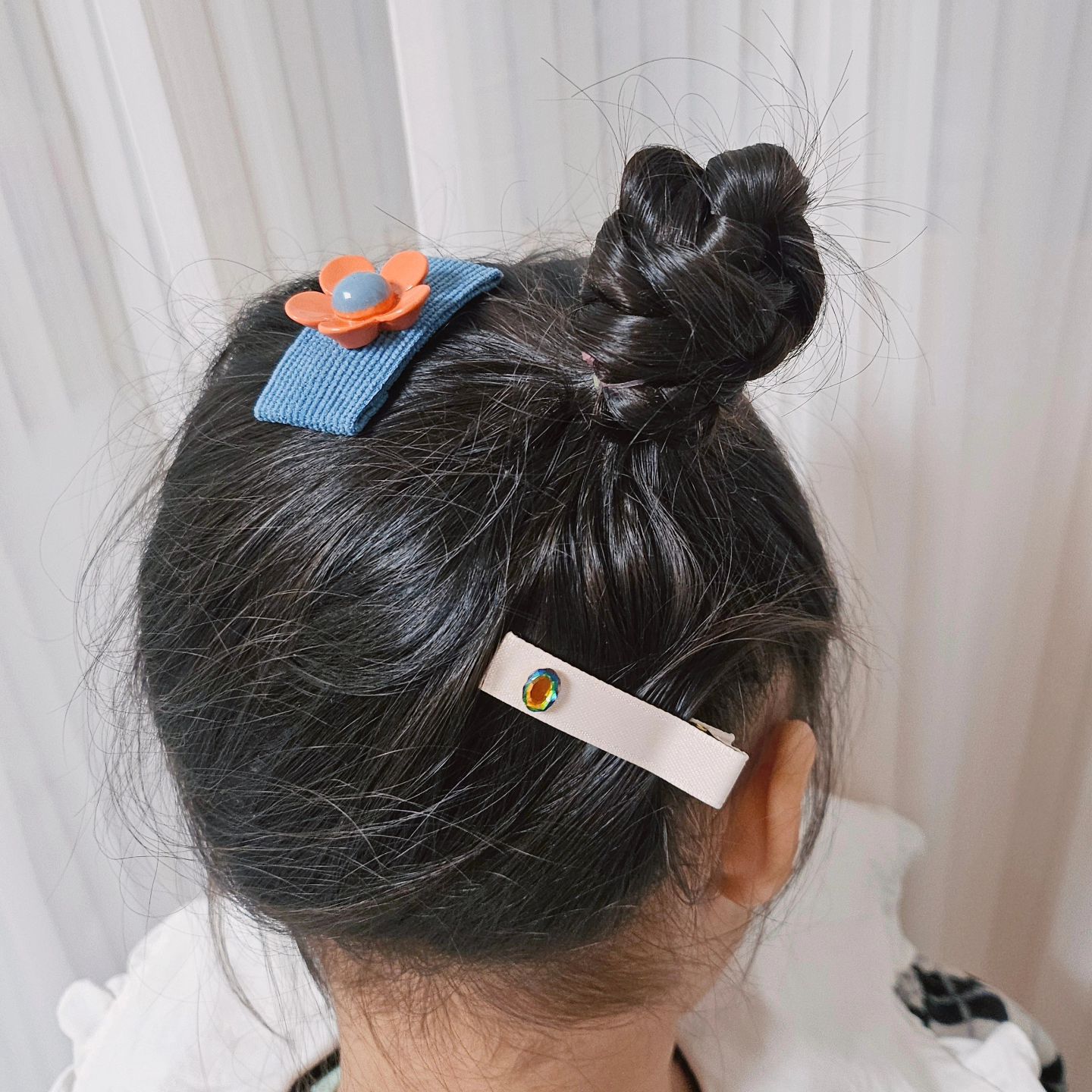 아기헤어핀은 두루두루🎶

등원할때 헤어스타일에 무척 신경을 쓰는데 저는 두루두루헤어핀이 너무 예쁘더라구요🫶 규리가 36개월, 머리둘레는 47cm인데 두루두루 리본헤어핀을 하면 머리가 엄청 작아보이는효과가 있어용🤭🤭 리본이 큼직해서 얼굴이 작아보이더라구용

여아헤어핀을 찾고 계신다면 한복에도 어울리고 일상룩에도 어울리는 두루두루헤어핀을 추천드립니다👍

둘러보러오세용! _duruduru_ 
https://m.smartstore.naver.com/duru_duru_

#DURUDURU #여아헤어핀 #유아헤어핀 #아동머리핀 #등원룩 #문센룩 #딸코디 #조카선물 #헤어핀세트