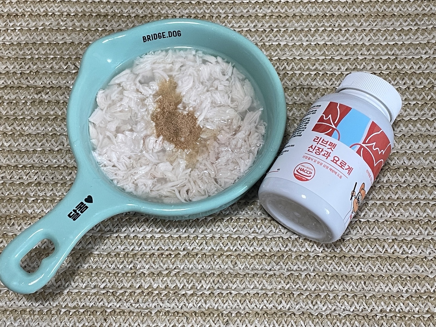 #ad #협찬 
믿고 먹는 리브펫 영양제 ⭐️
달콤이가 맛나게 먹는 영양제는 신장과 요로계에요 ♥️

산책 하루 최소 4번! 

간식으로 닭안심과 신장과 요로계 같이 주면 얼마나 잘 먹게요? ㅎㅎㅎ 
♥️♥️♥️

실외배변하는 울 달콤이에게 필요한 영양제❣️

🌱 신장 건강에 도움을 주는 성분이 가득 들어있는 리브펫 신장과 요로계! 👍🏼
기본적으로 신장 세포를 보호하는 “우엉 분말”, 신장 결석 방지에 도움을 주는 “민들레 분말”, 
신장 세포 재생에 도움을 주는 “키토산”이 함유되어 있고 추가적으로 고혈압으로 동반되는 신부전을 예방하기 위해 콜레스테롤 감소에 도움을 주는 성분들도 알차게 들어가 있어서 믿고 먹일 수 있어요😘

🌱 간에 좋은 “밀크시슬”. “l-카르틴” “강황분말”도 야무지게 들어있고 방광 감염, 요로 건강에 도움을 주는 크랜베리” & “블루베리” 분말이 함유되어 있어서 원활한 배뇨 생활을 위한 고민이 들어간 제품이에요🥺♥️

❌ No 보존제
❌ No 인공 향료
✅ Yes 천연유래 성분 👍🏼
✅ Yes 순수 기능성 👍🏼

🌱 국내 HACCP 인증받은 제조시설에서 제조된 믿을 수 있는 재료로 깨끗한 곳에서 만들어졌어요 👏🏼👏🏼👏🏼

🌱 TNS 공법을 사용한 가루 분말 형태로 인해 위장 길이가 짧은 반려동물에게 소화 및 흡수가 용이해요! 👏🏼👏🏼👏🏼

역시 리즈펫 😘♥️ 

🏷️ livepet.official 

#리브펫 #리브펫신장과요로계 #강아지신장영양제 #강아지영양제 #강아지 #강아지산책