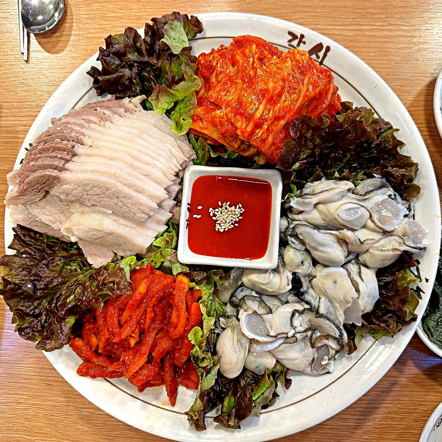 현지인 굴보쌈 찐 맛집 "각시보쌈"
겨울이 끝나기 전 필수 방문 맛집🍽

✨안산 한대앞역 맛집 "각시보쌈"

✨홍보나 광고를 따로 하지 않아도 웨이팅이 있는 현지인 찐맛집

✨굴보쌈 中(45,000원)을 주문해보았습니다

✨보쌈 고기가 야들야들하고 부드러워서 식감이 GOOD

✨통영에서 날마다 공수 되는 제철 굴은 알이 매우 크다👀 신선함과 진한 바다내음 가득! 굴만 초장에 찍어먹어도 꿀맛!
 
✨쟁반국수는 '小' 사이즈 임에도 불구하고 양이 매우 많아 가성비가 좋고, 비벼진 상태로 나와서 먹기도 편하다는 장점!

✨앞으로 겨울마다 굴보쌈이 먹고 싶을때마다 방문하고 싶은 맛집이에요.

📌경기 안산시 상록구 중보1길 36
📌매일 11:00 ~ 24:00
📌031-407-8753

#안산맛집 #한대앞역맛집 #한대앞역맛집추천 #굴보쌈맛집 #보쌈맛집추천 #쟁반국수맛집 #안주맛집추천 #상록구맛집 #경기도보쌈맛집 #경기도맛집투어