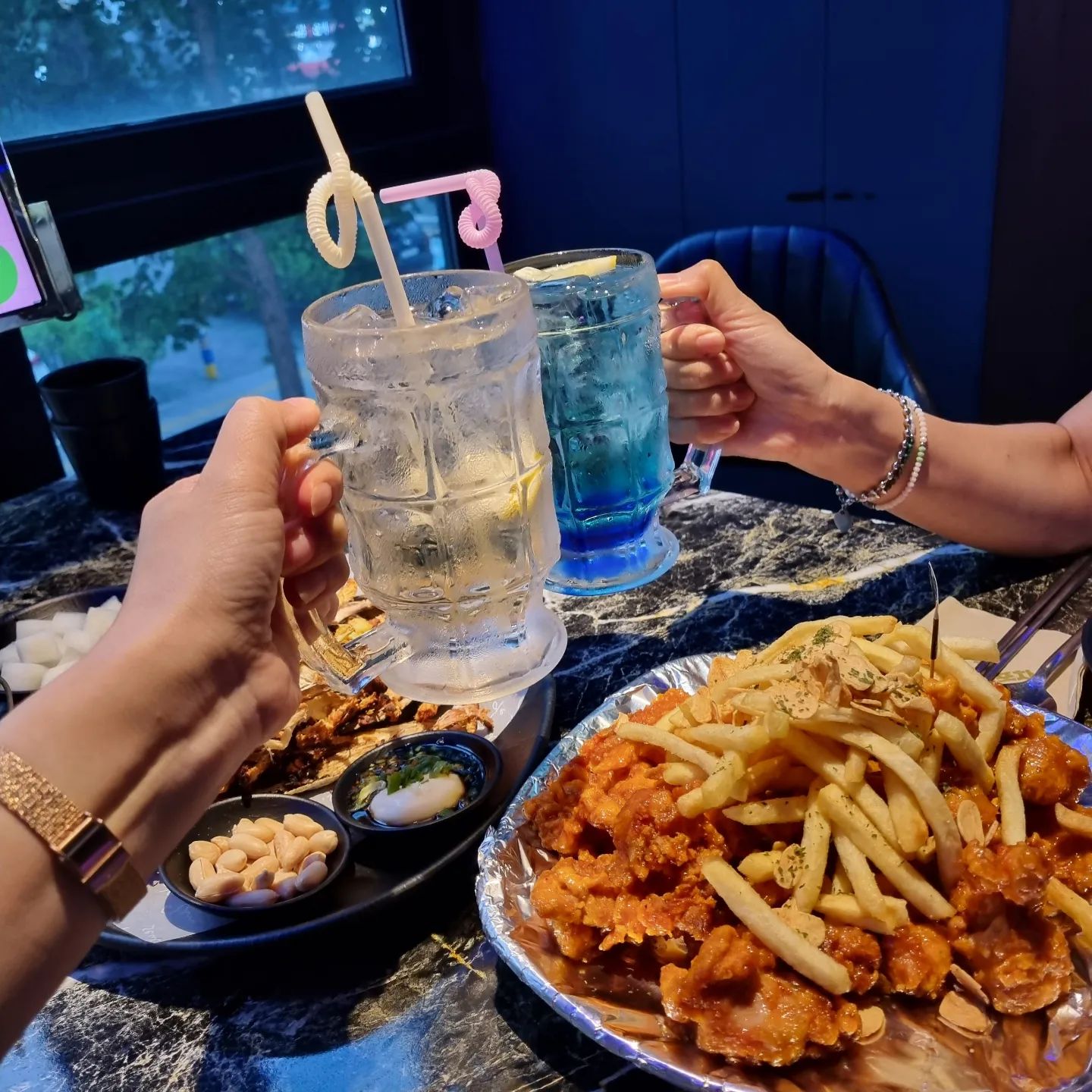 #협찬 

비 오는날 한 잔!
#그놈포차
핫한 곳 가서 하이볼에
맥주에 분위기 좋아서
한 껏 마신 날♡
오픈시간 갔더니 1빠였는데
6시쯤 넘으니 젊은이들부터
연령 다양하게 테이블 꽉 차더란!!

#동탄핫플 은 다들 어찌알고
다 찾아오시는건지♡

차 안 가지고 가서 맘편하게 마심!
#그놈포차동탄북광장점 ❤️ 
그 많은 술집들 사이로
눈에 확 띄는 #동탄술집 👍 

#동탄맛집  #동탄데이트 하기좋은 곳!

젊은이들 사이에서 신나서
원래는 1차 2차 3차
옮기며 마시는거 좋아하는데
안주도 맛있어서 그놈포차에서
끝장 봄 ㅋㅋㅋ 😄

#동탄가볼만한곳 #동탄북광장맛집 #동탄북광장술집 #동탄데이트코스 #동탄회식장소