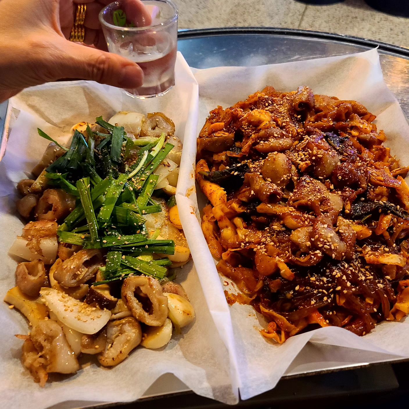 비오는 날엔.
쐬주..
닭갈비에 이어
곱창까지..

수다.수다..수다..

#비오는날☔️ #비오는날엔소주 #닭갈비 #곱창 #막창 #대박곱창 
#소주안주 #수다수다 #컨디션환 #속쓰려😭 
#살찜주의보🐷