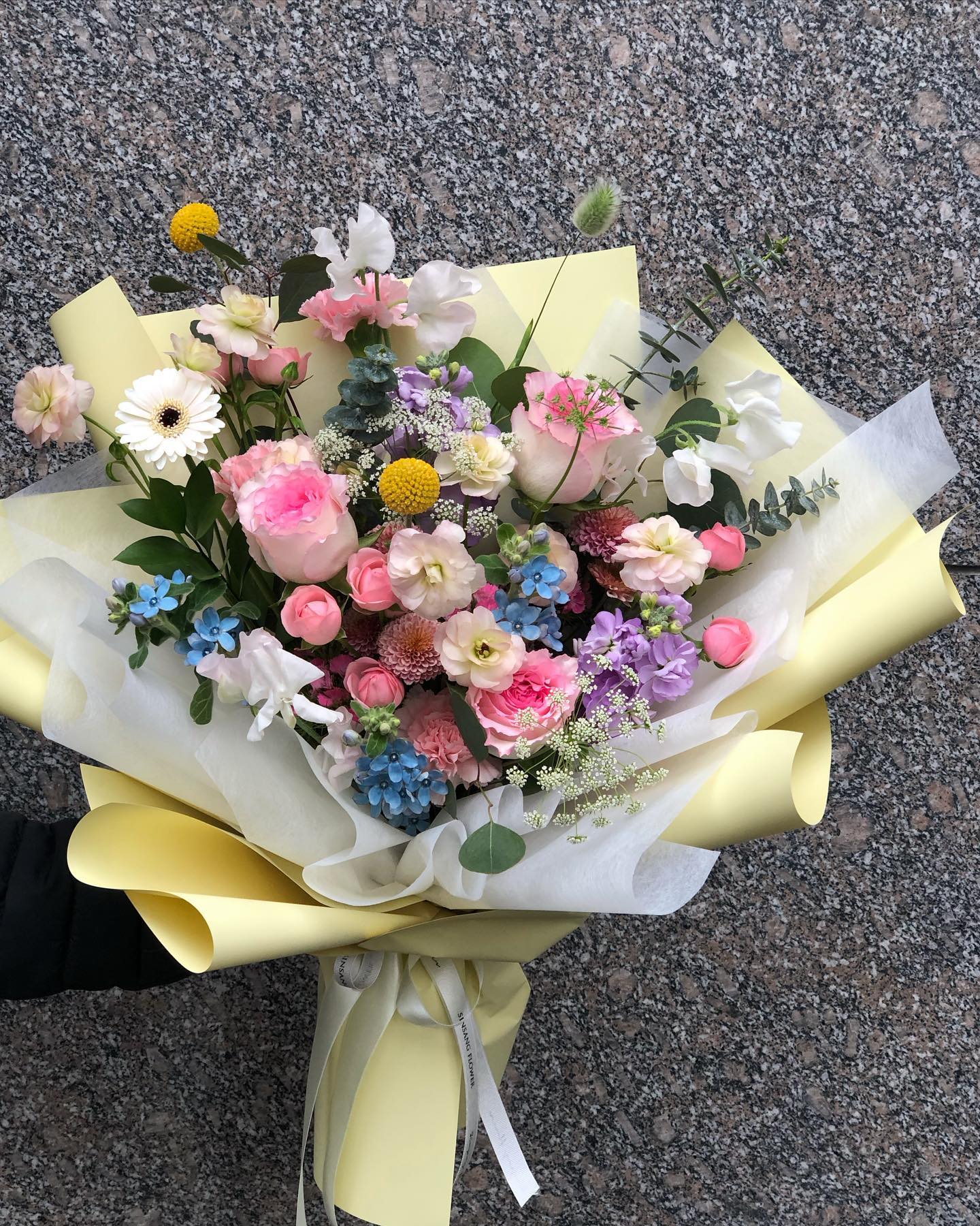 다음주 졸업식이 많으니,
미리 예약 부탁드릴게요🤍

𖤐생화상품은 예약제로 진행하고 있어요!
𖤐원하시는 색감,무드는 최소3~4일전(주말제외)부탁드리며 당일이거나 하루전 또는 꽃사입 이후 주문건은 매장에 있는 꽃으로 맞춰 제작해드려요

#신상플라워꽃다발

 ꕤ 꽃 예약문의 ꕤ 
𝑲𝑨𝑲𝑨𝑶 . 신상플라워 
𝑷𝑯𝑶𝑵𝑬 . 010-9214-8065

𖤐부산,김해 배송가능(퀵배송비 별도)