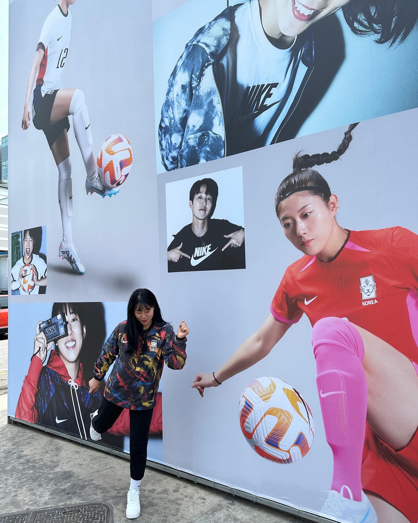 '영원을 쟁취하라'여자축구 나이키FC성수 팝업스토어
직접 커스텀해서 에코백도만들고
이번시즌 새유니폼디자인으로 네일도 받고
나이키직원분과 매치해서 골도넣고 모자도받고
방탈출해서 양말까지 아주 알찬 서울나드리😛
내일까지 성수rsg에서 팝업스토어하니
관심있는 분들은 얼른다녀오세요😎
nikeseoul nikefootball 
#나이키 #나이키fc #성수동 #영원을쟁취하다
#여자축구 #축구