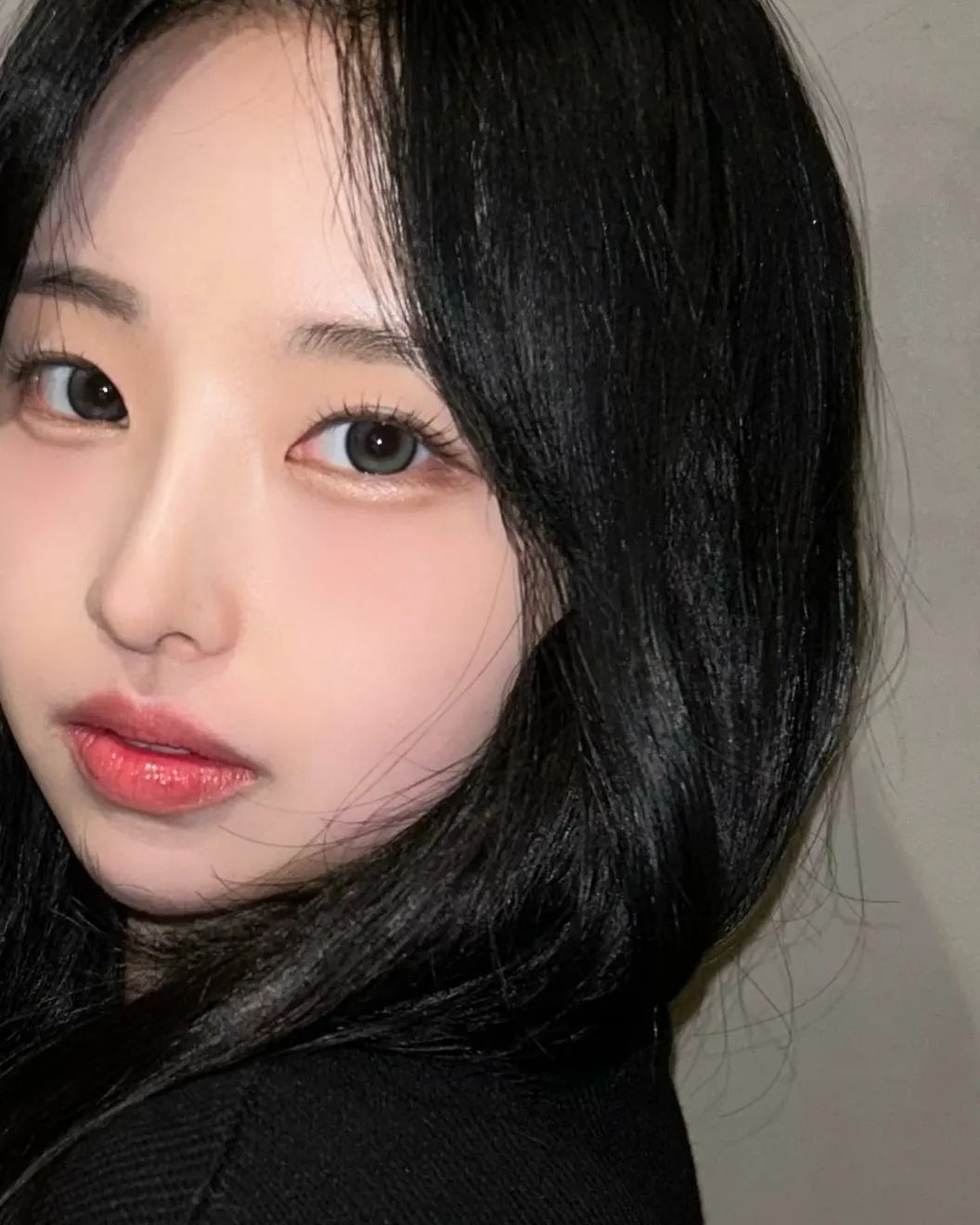 고객님이 보내주신 근접 후기샷😊❤️ 
평소에 핑크로 진한 화장만 하신다고 평소에 쓰던 색이랑 다른 색으로 
자연스럽게 하고 싶다고 하셔서 진행해드렸어용!!ㅎㅎ
* 사용제품 *
eye : dasique_official 07 밀크라떼
blusher : vdl_cosmetics 08 모브헤이즈 lilybyred_official 02 청순빔
lip : bm_.makeup 에이치 듀이 틴트 01 내추럴 
colorgram.official 탕후루 탱글 틴트 08 럽라즈베리