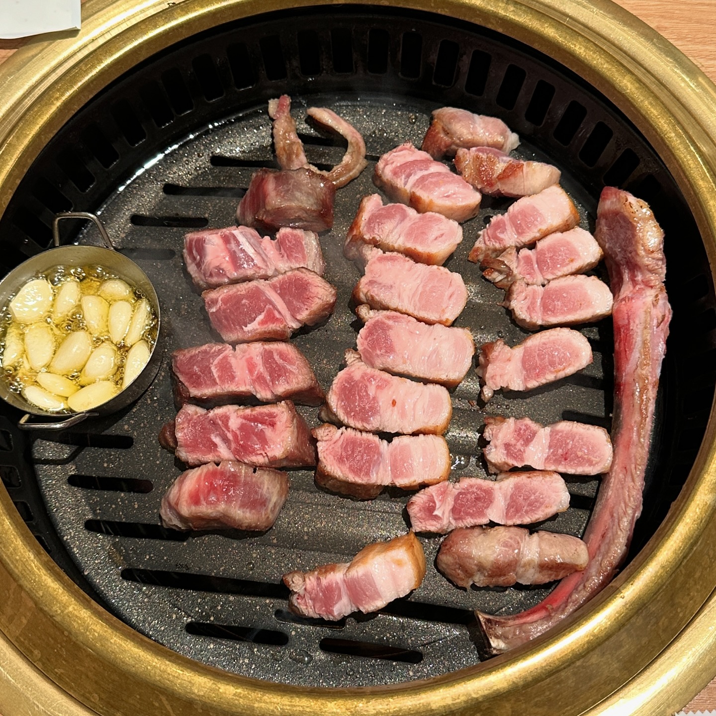#협찬

예술의전당 데이트 때
무조건 방문해야할 남부터미널 고기집
#고메정식당 교대본점 

항상 친절하신 사장님과
직원분들의 그릴링서비스는 물론
기본으로 나오는 리코타치즈샐러드는 다이어터의 한줄기 빛💡

고기는 단백질이라 살 안쪄..!
근데 이제 이렇게싸지 고퀄리티 고기는 오히려 살빠져🥰🥳

심지어 새벽/야간영업 하는 고기집이라서
언제방문하던 편하게 먹을 수 있어요✌🏻

#교대역맛집 #남부터미널맛집 #예술의전당데이트 #교대맛집