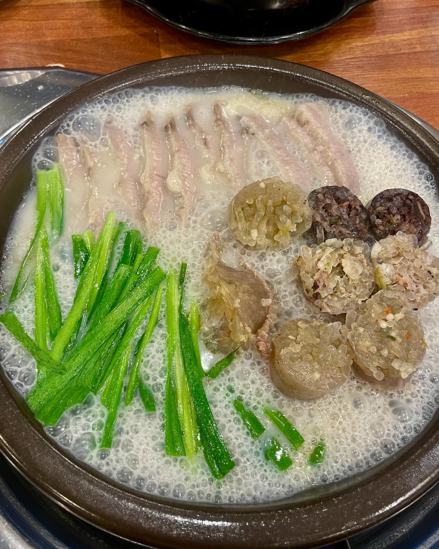 #보승회관 #국밥 #국밥집 
국밥은 못 참는 분 계시죠?
저와 민수가 그래요🍲

📌보승회관 주문 메뉴📌
- 순대 항정수육 정식 
₩14,000 1인 x2 
*2인 이상 주문 가능💬

- 내장국밥 택 1
- 수육국밥 택 1
*국밥 선택 가능 (추가 비용 국밥 확인)

📌보승회관 Check List📌
- 특으로 주문시 1,000원 추가 
- 얼큰 변경 시 1,000원 추가 
- 기본적으로 다데기 포함🌶
(주문하실 때 말하면 뺄 수 있어요 :) )

보승 회관은 식사로도,
술상으로도 먹기 좋아서
언제나 만능이네요🤤

점심은 국밥 어때요?🥄
•
•
•
#국밥스타그램 #국밥사랑 #국밥투어 
#국밥맛집추천 #국밥충 #국밥충의길