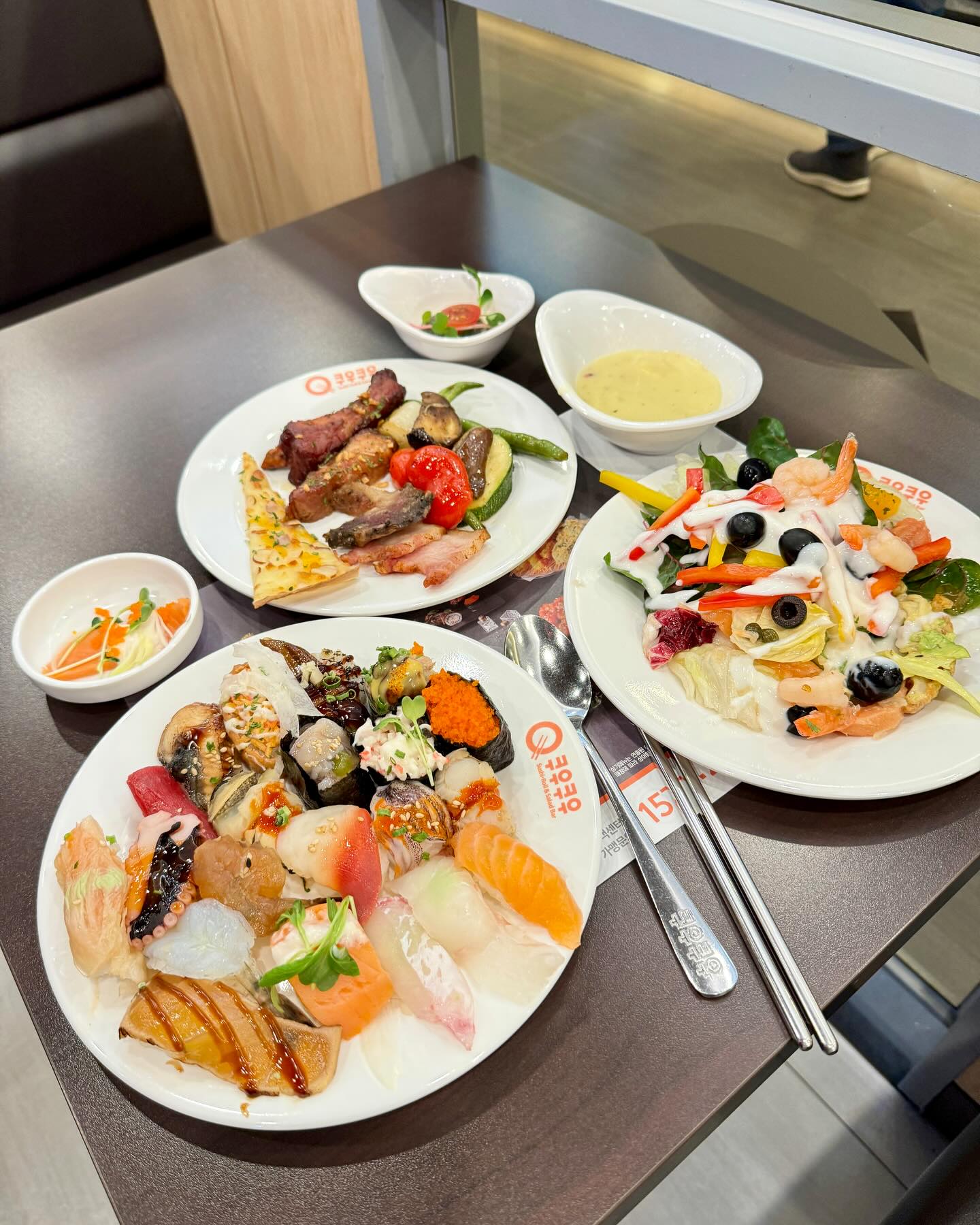 #여행가서 #쿠우쿠우 #먹으니 #더맛있어요
#믿고가는 #역시나 #대만족
.
.
횡성여행때 ~ 원주 갈일이 있어
원주혁신도시 가서 저녁을 먹었어요
#울어무이 #아드님 
초밥이 땡긴다면 의견일치 #쿠우쿠우 

여기 인기 매장인가봐요?
회전율 좋고 메뉴들도 더 다양
재료까지 신선하더라구요

초밥에 피자 🍕 바베큐 🍖 튀김
음료 디저트까지 울 가족 넘 맛있게 먹었어요
덕분에 펜션에 돌아와 힘듬 없이
#어머님 대만족 넘 편안하게 쉬었어요

맛있는 스시뷔페 원주혁신도시 쿠우쿠우 굿굿 👍
원주 맛집 인정!!

#쿠우쿠우원주혁신점 #원주혁신도시초밥 #원주혁신도시무한리필 #원주혁신도시스시 #원주혁신도시뷔페 #원주혁신도시맛집 #원주초밥맛집 #원주반곡동맛집