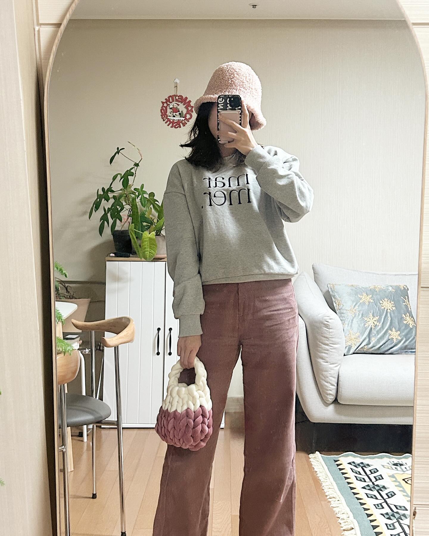 #glamjh_ootd #뗘니룩 #협찬 
오늘은 주말코디 적금샷....👀✨
marmer.kr 에서 보내주신 세미크롭 맨투맨에
핑꾸 코듀로이 팬츠에 부클버킷햇💕
겨울에 이지하게 입구나갈때 요런 코디 넘 좋아여😘
요 맨투맨은 로고 자수가 모던하게 포인트로 프린팅 되있고,
너무 톡톡한 재질에 박음질까지 깔꼼한 맨투맨이에요!

맨투맨이 라인감 안이쁘거나 마감이 별로인게 많아서
고르기 참 힘든데 너무나 만족스러운 맨투맨 보내주셧어용🥹🥹

두께감은 적당해서 레이어드 하기도 너무 좋고
살짝 여리핏으로 떨어지는 어깨라인도 이쁘고
세미크롭이라 무난하게 코디하디 넘 좋은🫶🏻