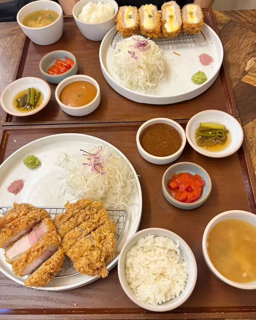 #협찬 [마씨]
•특등심카츠+치즈카츠 

마씨는 프리미엄 돈카츠 전문점이에요😊 저는 하루에 한정적으로 판매하는 특등심카츠와 누구나 좋아하는 치즈카츠를 시켜봤어요! 

여기는 매일 농장에서 받은 고기를 150시간 이상 숙성해서 돈카츠를 만든다고 해요! 이렇게 정성스럽게 요리하는 곳은 믿고 먹을 수 있죠👍 

특등심카츠는 제가 먹어본 곳 중에서 제일 부드러운 돈카츠였어요! 숙성육이라서 그런지 식감이 정말 부드럽고 육즙이 가득해서 너무 맛있더라고요🩷 

치즈카츠는 소스를 찍어먹지 않아도 고소짭짤해서 호불호없을 맛이라고 생각했어요ㅎㅎ 고기도 부드럽고 느끼하지 않아서 이집이 왜 인기가 많은 곳인지 알겠더라고요😋 

내부 인테리어도 깔끔하게 잘 되어있고, 테이블마다 설치된 태블릿으로 주문도 편하게 할 수 있었어요! 성수 핫플들이랑 가까운 곳에 있어서 데이트 할때 방문하면 좋을 것 같아요😍 

주소👉 서울 성동구 연무장길 29-1 (성수동2가)
매장번호👉 02-936-1666
영업시간👉 매일 11:00~21:00, 브레이크타임 15:00~17:00 

#성수맛집 #성수동맛집 #성수돈까스 #성수돈카츠 #마씨 #성수데이트 #성수마씨 #치즈카츠 #특등심카츠 #성수동고기 #먹팔맞팔 #먹팔환영 #먹팔해요 #먹스타그램 #좋아요 #먹스타맞팔