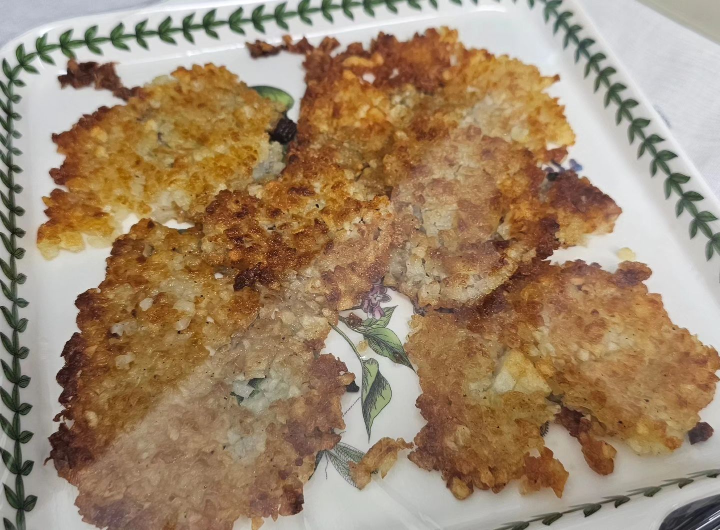 퇴근하고 집에오니 딸랑구표 감자전이 뙇!!
안해서 그렇지 하면 제대루다잉!!
저녁은 깍두기볶음밥!!
에민 더위먹어 일단 패스!!