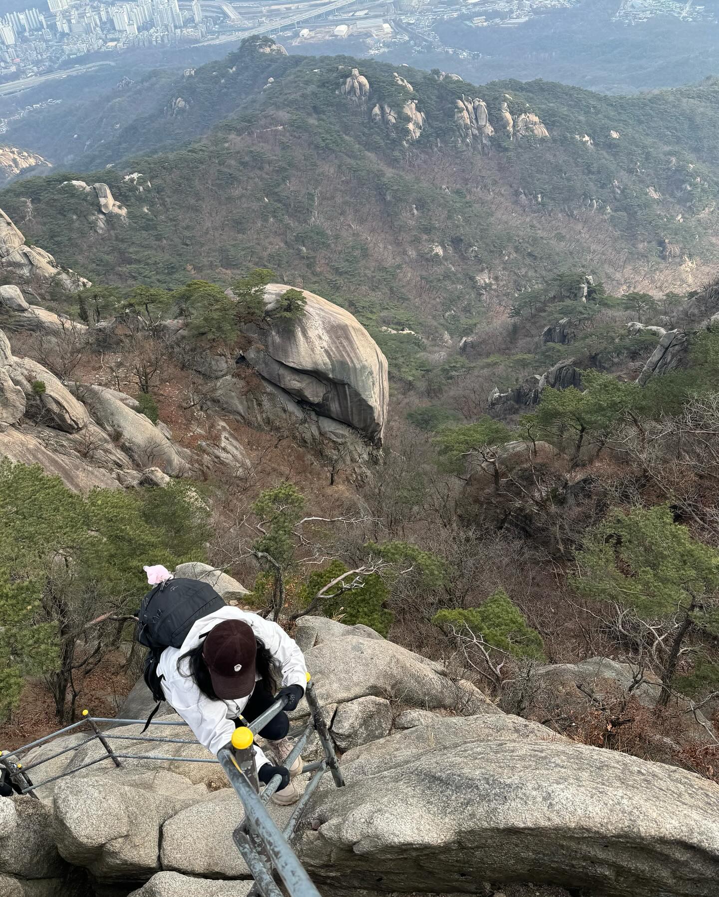 #y계곡
줄서서 한번 더타고싶은 꿀잼코스🍯

231202

#⛰️ 
#도봉산 
#북한산국립공원 
#신선대 726M

🥾도봉산역~도봉탐방지원센터~도봉분소~은석암
~다락능선~포대정상~y계곡~신선대(정상)~마당바위
~천축사~도봉분소~도봉탐방지원센터~도봉산역

🚙서울 도봉구 도봉동 282-26 도봉산공영주차장
08:00~22:00 5분당 170원

🚞1호선 도봉산역 1출

#오운완 #산스타그램 #산타는여자 #등산소통 
#travel #trekking #hiking #hikerlife #mountain 
#여행스타그램 #아웃도어라이프 #blackyak #겨울산행 
#koreamountain #bac인증 #블랙야크100대명산