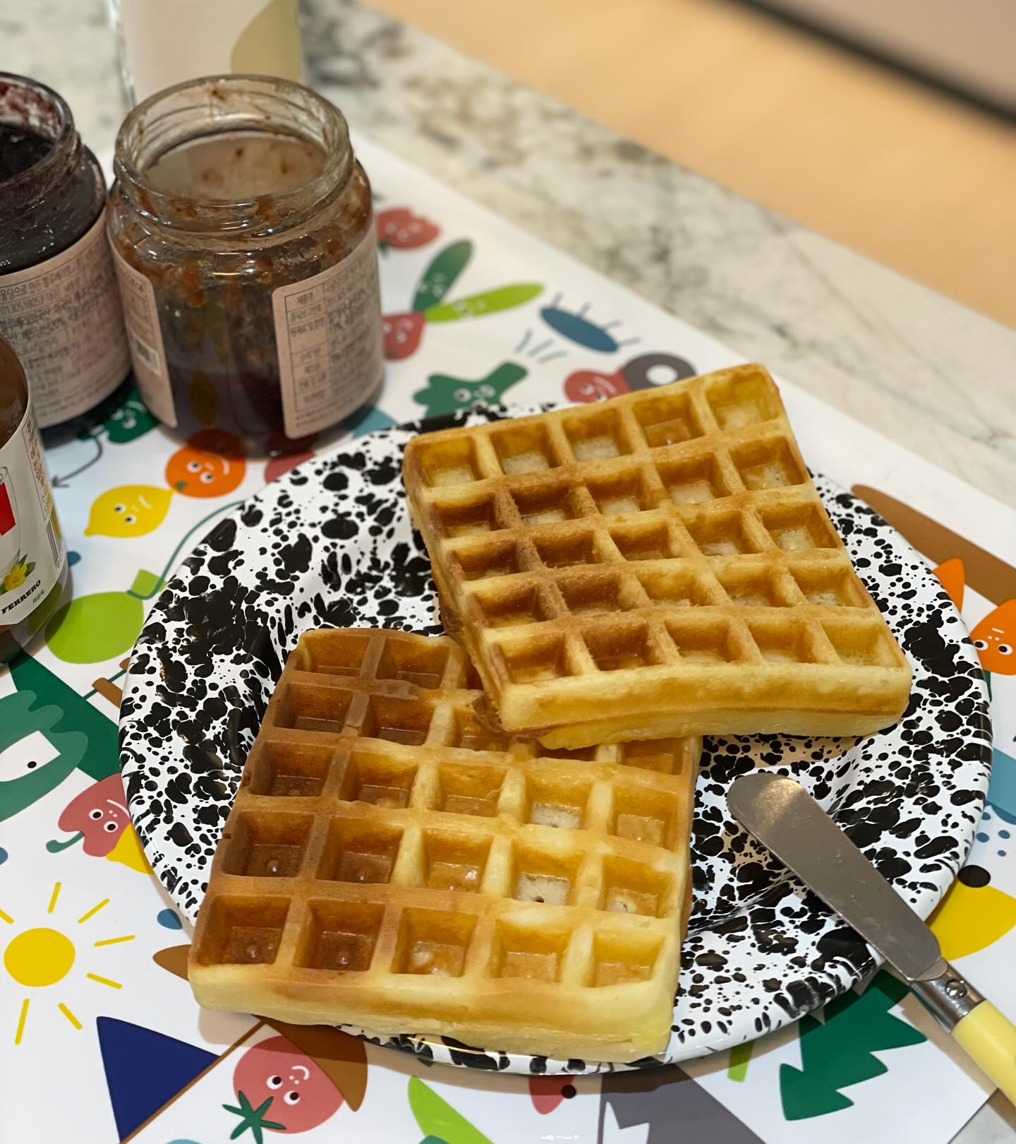 #협찬#제품제공 o_daily_life
[오늘의일상] 라이스 와플믹스 치즈맛(1kg) 
-우리 쌀로 만들어 밀가루에 민감한 분들도 부담없이 쉽게 만드는 액상형 와플믹스!😋

우리 딸들 간식은 오늘의일상 라이스 와플믹스 치즈맛으로 간단하고 먹음직스러운 와플과 계란빵을 만들어줬어요! 풍미 가득한 크림치즈맛 와플에 딸들이 좋아는 초코크림을 발라주면 엄마최고라며 엄지척 날려준다죠🤭

계란과 밀가루 등 베이킹에 필요한 과정 없이 간단하게 액상 반죽을 붓는 것만으로도 맛있는 와플과 계란빵이 완성되어 간편하고 좋아요!

오늘의일상 와플믹스는 100% 우리쌀로 만들어 더욱 쫄깃하고 밀가루에 민감한 분들도 누구든 부담없이 먹을 수 있어서 아이들 간식재료로 안성맞춤이예요~

오늘의일상 라이스 와플믹스는 버터/플레인/치즈맛 총 3종류가 있으며, 오늘의일상 공식몰에서 구매할 수 있어요_저도 다른맛도 궁금해서 주문하러갑니다!

오늘의일상은 프랜차이즈 카페 등 유명 카페에 납품하는 카페 토탈 솔루션 기업 흥국에프엔비의 카페전문 노하우로 카페에서 누릴 수 있는 감성과 맛을 고스란히 담아 누구나 쉽게 카페 감성을 느낄 수 있도록 도와준답니다! 오늘의일상의 진한 카페음료원액과 카페 디저트로 언제 어디서든 카페를 즐겨보자구요!🤗

#협찬 #오늘의일상 #와플믹스 #오늘의일상와플믹스치즈맛 #글루텐프리 #크로플 #와플만들기 #크로플만들기 #붕어빵만들기 #붕어빵맛집 #붕세권 #붕어빵반죽 #겨울간식추천 #홈쿡 #onthetable #온더테이블