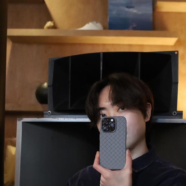 𝒩ℯ𝓌 𝒟𝒶𝓎 on Instagram: "#광고 아이폰15 pro 케이는 여기로📱📱(어반스티치 아티산) 고급스럽고 슬림한 디자인을 원하시는 분들에게 적극추천🌟 정교한가죽 패턴으로 독특하고 안정