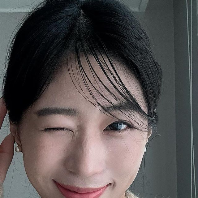 ᴡᴏᴏ ʀɪ •ᴥ• on Instagram: "평소에 글로시한 립메이크업을 선호하는 편인데요! 🥰 신상 에스쁘아 꾸뛰르 립 틴트를 발라준 후 에스쁘아 꾸뛰르 립 글로스 로지 빔을 그 위에 얹어주면 영
