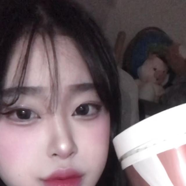 배율 on Instagram: "진짜 마싯는 프로틴을 협찬 받았어용.ᐟ.ᐟ 요새 학업으로 스트레스 많이 받으셔서 폭식하셔서 살이 갑자기 찌신 분들이 많으실 것 가타요.ᐟ.ᐟ 그러실 때 프로틴 스토리