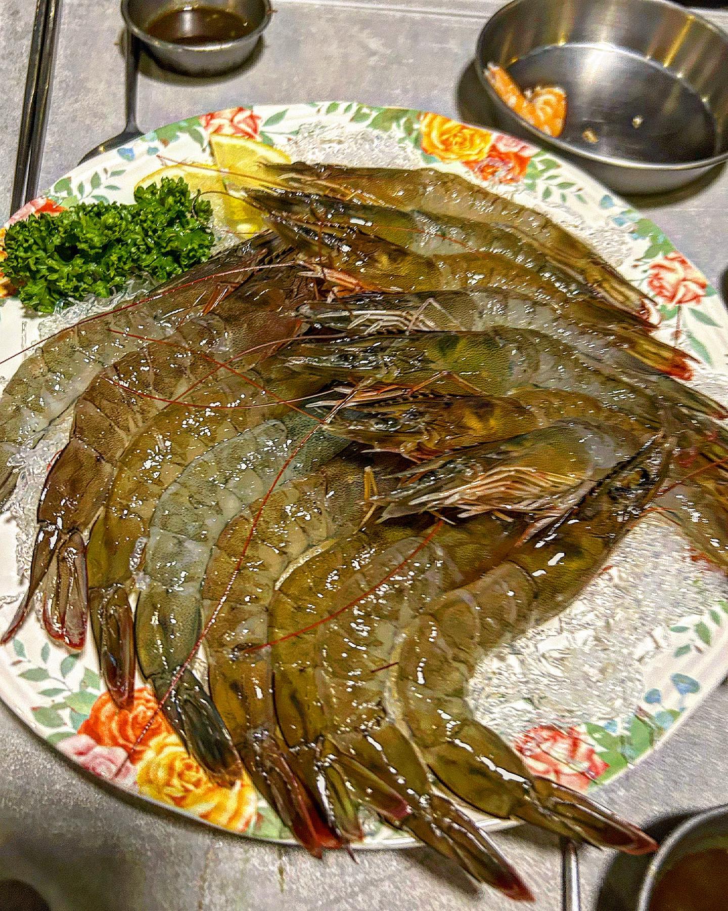 부릉부릉 새우회 버스 나도 탑승 !!! 🚌🦐🚌🦐
생새우는 잠깐 먹을 수 있으니 먹을 수 있을때 먹어둬야하죵>< 신선한 생새우 바로 앞에서 머리 똑똑 떼어서 튀겨 주는 종로 #바랄새우 가서 달달탱탱 새우회에 고소한 새우구이 까지 !! 먹다보면 나오는 #새우머리튀김 이건 별미 소주한잔에 머리하나 먹으면 딱 좋은 안주에요 만간 또 보자 새우야 😉♥️ 

#새우회 #새우구이 #새우 #대구새우맛집 #대구새우회 #바랄새우 #종로맛집 #종로술집 #대구맛집 #대구술집추천 #수성구맛집 #대구해산물맛집 #새우머리버터구이 #먹스타맞팔