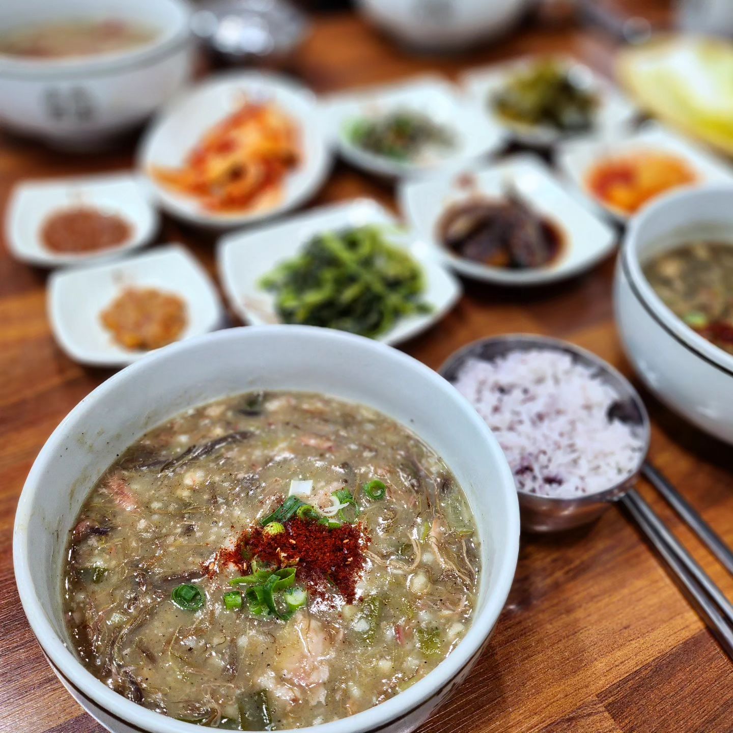 👉#제주 #유리네식당
.
비줠은 음쓰같은데...
너무 맛있는 #고사리해장국 🥣
.
고기랑 고사리가 푹 끓여져서 부드럽고
짭조름, 구수하고 찐하고 걸쭉하고 완전 내수타일!!
.
#몸국 은 모자반이랑 고기가 들어갔는데
찐한 고기미역죽? 같이
고사리 육개장이랑 비슷한데
모자반이 들어가서 미역국같이 해조류 맛이 남
.
둘 다 맛있고 든든하니 식사로도 좋고
해장으로도 괜찮을 듯!!
.
뜨끈뜨끈 고사리 육개장 촵촵😋💕
.
.
.
.
.