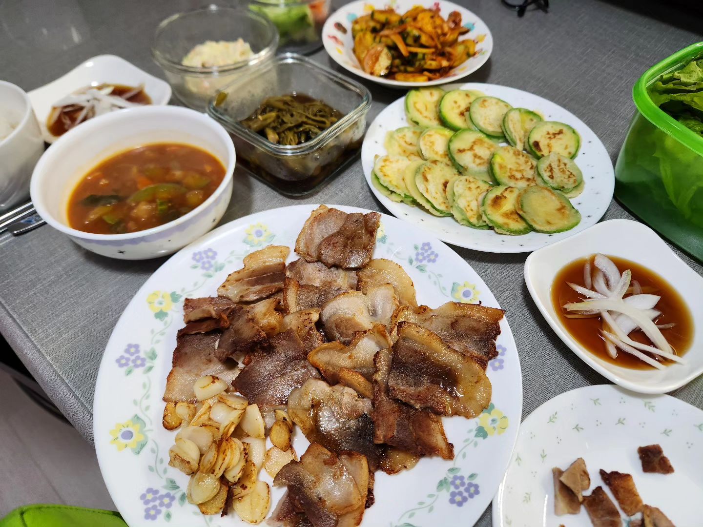 #점심
#된장찌개
#애호박전
#삽겹살구이
.
간만에 주방에서 시간을 보냈다.
결혼기념일 외식은 안되겠니??
맛있게 먹자!!