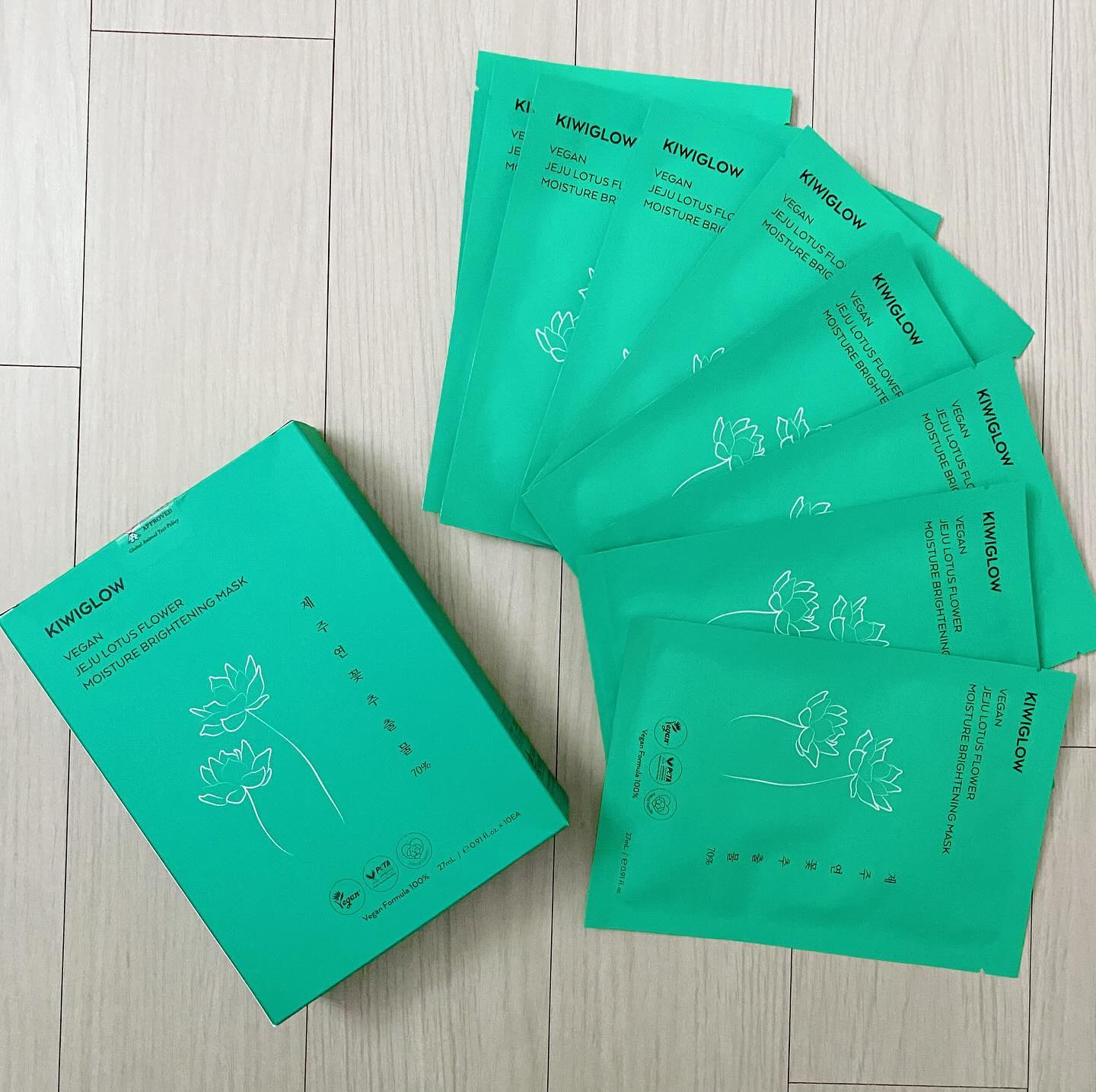 #제품제공 swipe to see me personalize my face sheet mask ✂️ 
-
완전 촉촉 진정 끝판왕! ❤️ 진짜 제가 정말 많은 마스크팩을 써봤지만 정말 좋은 마스크팩 세 손가락 안에 드는 것 같아요! 
사진에서 보실 수 있듯이 내 얼굴에 맞게 붙이면 정말 착붙 그 자체에요... 촉촉 쫀쫀하게 피부에 붙어서 20-30분 동안 내내 촉촉해요. 🫧
시원한 느낌이 얼굴을 감싸고 떼고 나서 남은 에센스까지 피부에 흡수 시켜주면 피부는 완전 물광 그 자체... 여드름 흉터가 있는데 피부가 좋아보인 적은 정말 오랜만... 진짜 마스크팩 짱 좋아요.
목까지 에센스 흡수시켜주시면 목주름 관리까지 확실하게! 떼고 나서 찐득찐득 한 것이 아니라 수분 촉촉한 느낌이어서 자기 전에 바로 하고 자도 머리카락이 얼굴에 막 붙는 느낌이 아니에요! 촉촉 산뜻한 느낌 가능!
다들 물광 피부 되세요 ❤️

 #키위글로우 #비건화장품 #2024 #키위글로우서포터즈 #앱터릭스1기
#마스크팩 #비건마스크팩 #수분마스크팩 #미백마스크팩 #촉촉한마스크팩 #저자극마스크팩 #피부관리 #vegancosmetics #acne #veganlife