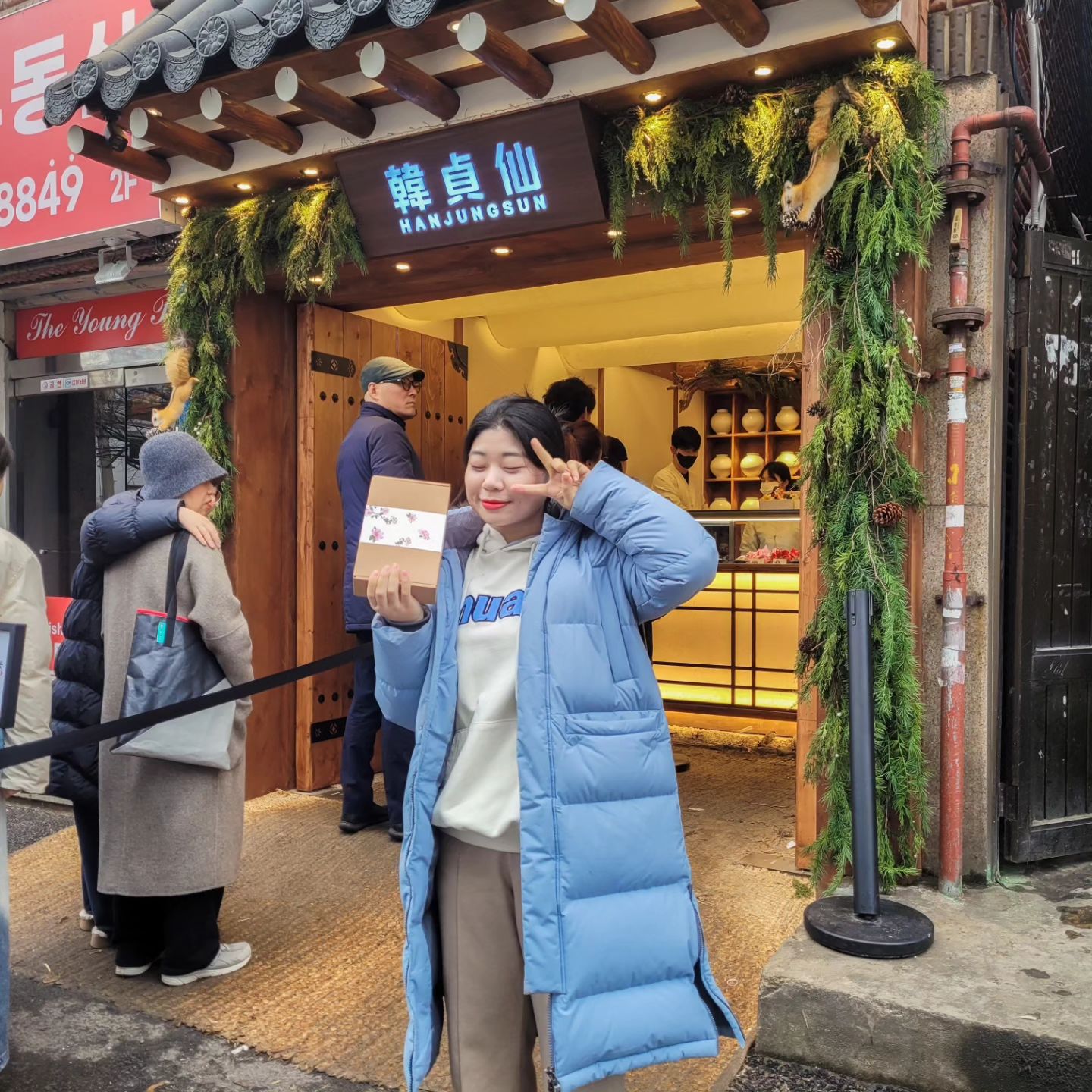 #서울 #성동구 #한정선

쑥생딸기....왕왕추천..🏅🏅🙊🙊💗
너무 고급지고 맛나여~🤭🤭🤍

과일찹쌀떡 7개 까지는 무료 박스포장해주세여..‼️📦

한국의 미를 잘 표현한 인테리어와 🪵🛖
과일이 들어간 찹쌀떡.. 🥠

보자기 포장이랑 조리개 아이디어..💡
넘 좋은 거 같아여❕️😳😳👉👈

선물하기에 딱 좋은 잇템..✅️✅️❕️

다만, 옵션으로 금액이 +되는 건...💸💸
소비자 입장에선 조금 아쉬울 뿐..ㅎㅎ..😓😓

📍한정선

⏰️ 영업 시간
매일 12:00 ~ 22:00 

💰 메뉴
생딸기🍓 4.0
쑥생딸기🍃🍓 4.5
앙버터🥞  3.5
골드키위🥝 4.5
통귤🍊 3.8
파인애플🍍 3.8
샤인머스켓🫒 4.0

✨️차별점✨️
☝️ 다양한 종류의 과일찹쌀떡을 판매~🍓💸💸
✌️ 테이크아웃 전문 매장 🏡
👌 조리개 추가 및 9개 이상은 포장 비용 별도🎎🎐
🖖 한 눈에 보기 쉽게 진열장에 나열되어 있음🪄
🖐 과일이 알이 크고 신선하며 찹쌀떡이 굉장히 쫄깃말랑함

📣 한줄평
찹쌀떡이 진짜 쪼온득하고 
과육이 흘러넘쳐요~🍓🥝🍊

✅️ 재방문 의사
🎗🎗🎗🎗🎗

🪧 성수역 3번 출구에서 297m

#마리_성동구