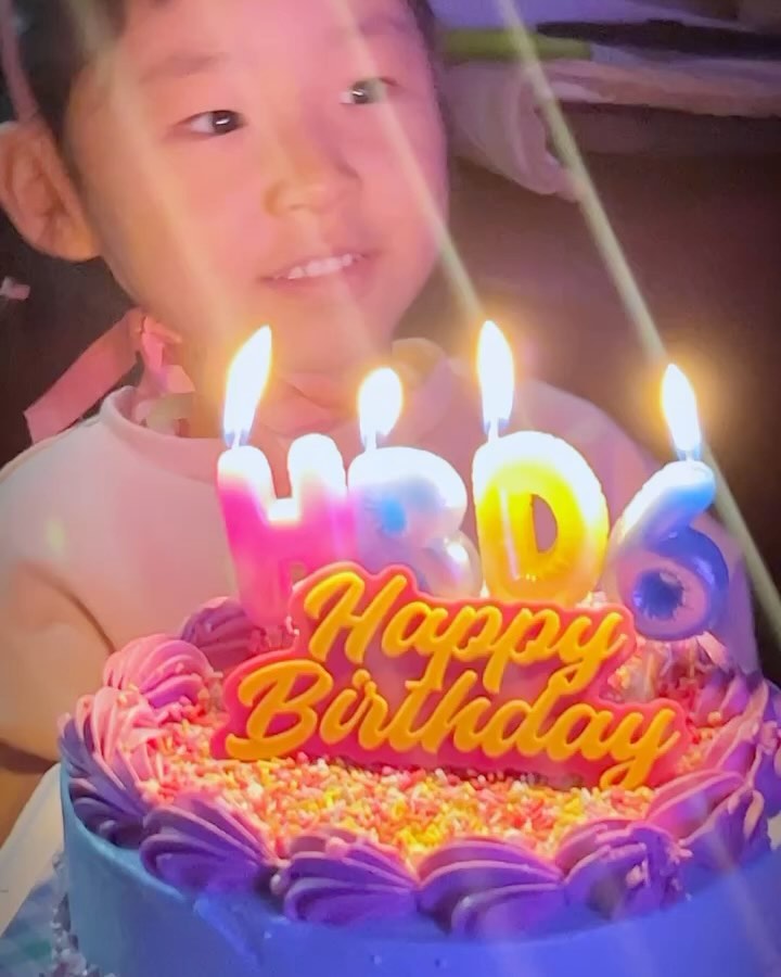 오늘은 감자 생일🥳
어제 온가족 모여 생파 후
하고 싶은것 마음껏 하기 했더니
1시 넘어서 잤🫠

오늘 저녁은 미역국 끓여주고 싶은데
아가들이 미역국 잘먹나요?
울감자는 국을 싫어해서 미역국도 싫다고 해요

어제 너무 춥던데 오늘은 집콕하고 감자에게 집밥 해주려구요
모두 추위조심 하시고 화요팅🔥