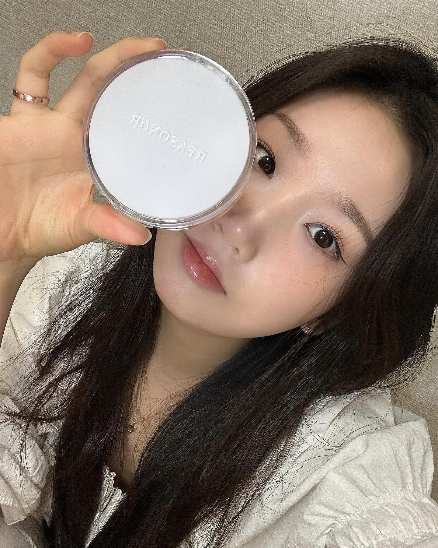 #productreview #협찬
✨REASONOR(reasonor_official )✨
Healthy Touch Cushion / SPF50+PA++++
21호 Pure Vanilla

예민한 피부에 아무 제품을 쓸 수 없어 여러 쿠션들의 성분을 비교하면서, 믿을 수 있는 제품을 찾아다니셨던 분들! 🙋🏻‍♀️

믿고 쓸 수 있는 순하고 건강한 쿠션 “리즈노어 헬씨 터치 쿠션”을 소개시켜드릴게요!☺️
-건강한 터치로 결점을 케어해주는 유기농&클린뷰티&크루얼티 프리 인증 쿠션-

이 제품은 COSMOS 유기농 인증 및 98.53% 천연 유래 원료 사용 심사 완료받고, ICADA에서는 유해성 원료 사용 배제 심사를 통해 클린뷰티 인증을 완료 받았어요😙

이 뿐만 아니라 PETA에서 동물실험 금지 인증 완료, SOY INK사용하며 패키지를 식물성 잉크 생분해 및 재활용에 용이하도록 하였고, FSC 인증 지류를 사용하여 환경과 녹색 산림 보호한다고 해요! 

여기서 끝나지 않고! 
리즈노어는 독일더마테스트 민감성 피부 자극 테스트 (패치테스트)를 통해 인증을 받았습니다!🤩

🧸다들 #더마테스트(dermatest_korea )에 대해 아시나요??🧸

더마테스트는 1978년도에 독일에 설립된 업계 최초 피부과학 연구소로 평가 기준이 철저하고 까다롭기로 유명한 공신력 있는 기관입니다ㅎㅎ 한국지사에는 2022년 1월에 설립했답니다?! 

더마테스트는 우리가 일상에서 사용하는 물건들 중 피부에 직접 닿는 모든 제품들(화장품, 마스크, 물티슈, 여성용품 등)을 피부자극 테스트를 통해 안전성을 입증해주는 곳이라 할 수 있어요! 리즈노어 또한 더마테스트의 인증마크를 부여받으며 인정을 받은 것인데요!

#더마테스트는 피부과 전문의, 알레르기 전문의, 생물학자, 식품화학자와 같은 권위적인 연구진들의 철저한 검증으로 안정성이 입증되기 때문에, 제품의 품질이 신뢰할 수 있다라는 것이 보장됩니다!

더마테스트의 인증까지 받았다니,,, 민감성 피부를 가지신 분들은 이 쿠션 무조건 사용해보세요!!

🫧제형은 바를 땐 촉촉하고 맑고 가볍게 올라가면서, 시간이 지나 보송해지는 세미매트 제형이었어요.
바르면서 이쁜 광이 과하고 부담스럽지 않게 올라와 더욱 마음에 들었어요

게다가 저는 건성피부를 가지고 있는데, 쿠션 자체가 너무 건조하지 않아서 제 피부에도 큰 부담이 없었어요. 피부 표현도 매끄럽게 표현 되었습니당ㅎㅎ😉

🫧지속력은 외출한 지 8시간이 된 이후에도 들뜸이 없어 따로 수정화장을 해주지 않았어요.

🫧자외선 차단 면에서는 위에 써 놓은 것처럼, SPF50+PA++++로 유명한 선크림의 성능과 같아요. 게다가 매일 써도 순한 무기자차로 피부에 흡수되지 않아 누구나 안심하고 사용하며, 따로 선크림을 챙기지 않고 쿠션만 바르면 돼요!

🫧커버력면에서는 커버력으로 유명한 다른 제품들만큼 좋지는 못하지만, 진하지 않은 잡티는 잘 커버해줘요! 9번째 사진이 기초만 바르고 바로 리즈노어 쿠션을 올린 사진이에요.(필터 등 다른 사진 보정은 하지 않았습니다.)

🫧색상은 피부가 정말 이쁘게 화사해져요!! 봄에 쓰기 너무너무 이쁠 색상이에요

🫧퍼프는 퐁신퐁신하고, 퍼프 모양이 끝이 뾰족하여 얼룩지거나 뭉쳐져서 피부에 올라가는 현상이 없어요! 

신뢰하고 믿고 쓸 수 있는 더마테스트의 인증을 받은 쿠션, #리즈노어 헬씨 터치 쿠션 안 쓸 이유가 없겠죠?? 용기부터 내용물, 퍼프까지 뭐 하나 빠지는 것이 없어요. 나쁜 성분은 뺴고 유기농 원료를 선별하여 만들어진 나를 위해 꼭 써 보셨으면 좋겠어요.

“이 글은 더마테스트를 통하여 업체에서 제품을 제공받아 작성된 글입니다.” 

 #더마테스트코리아#독일피부과학연구소#더마테스트씰#더마테스트인증마크#클린뷰티#민감성피부#인증#피부시험#안전#화장품시험검사기관#유기농화장품#유기농색조#리즈노어