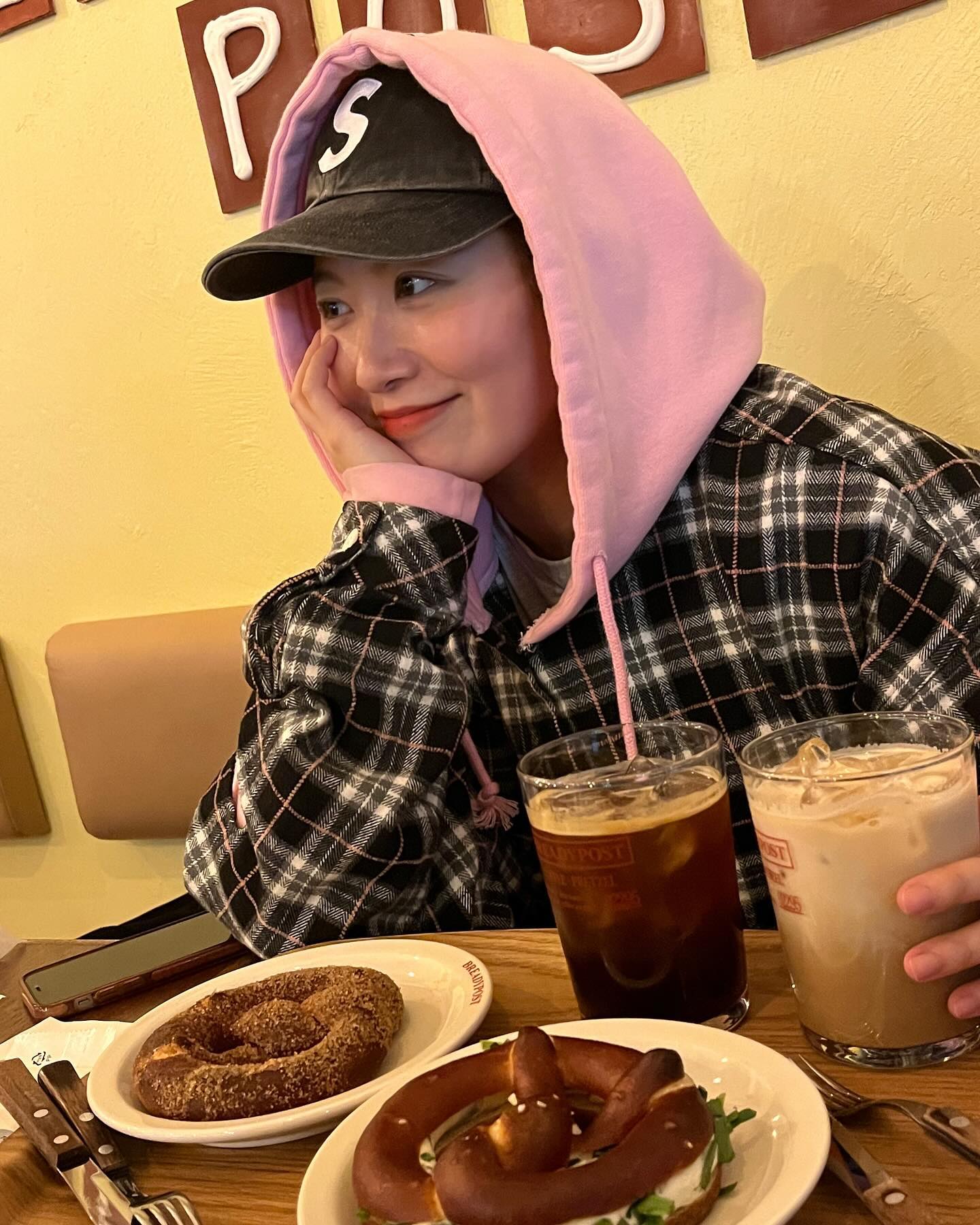 🥨+☕️+🍴+😋 = 🐷