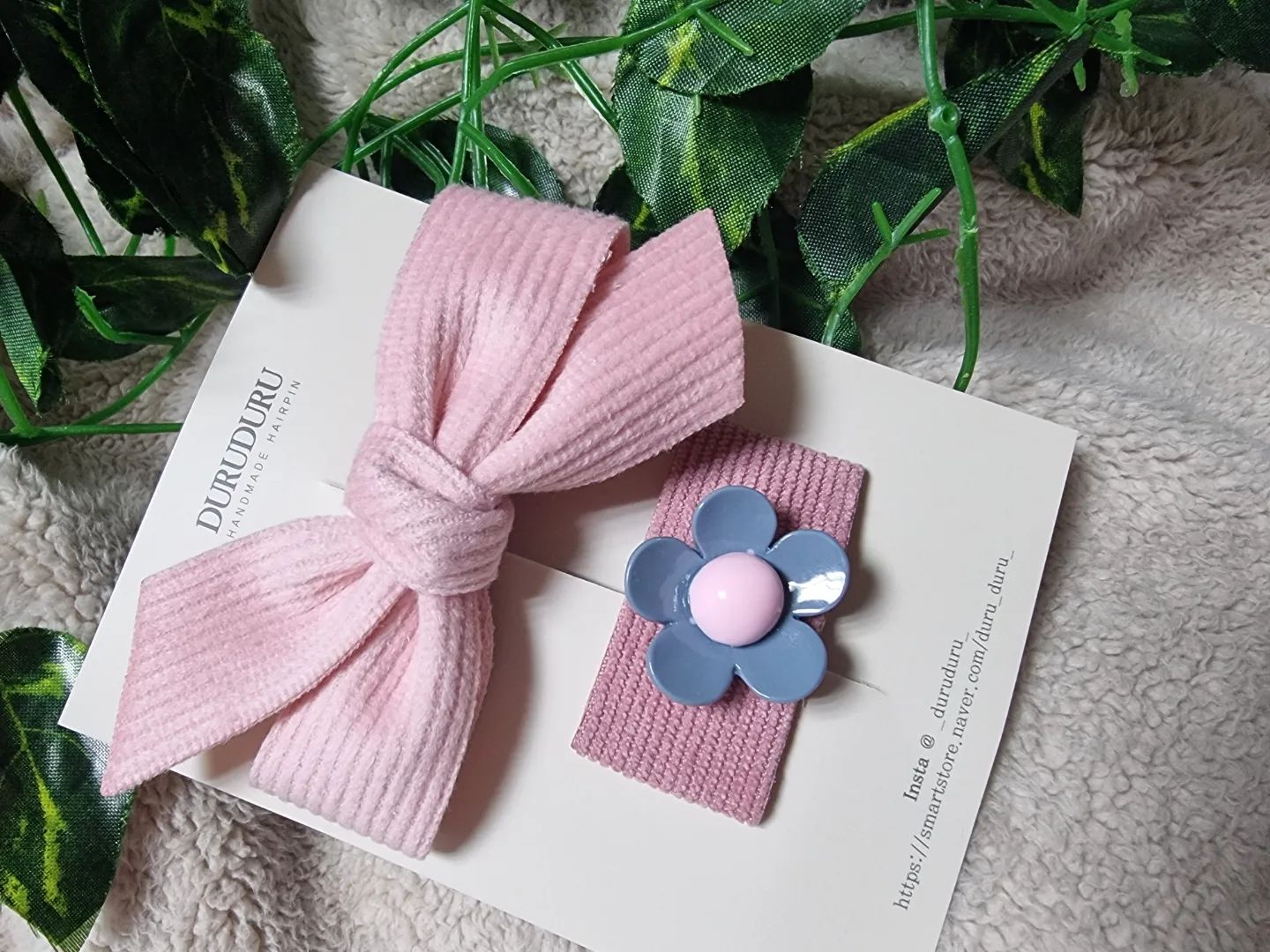 #협찬 
.
디자인부터 러블리하고 산뜻함 🌸
손재주가 없어서 평소 머리를 예쁘게 못 묶어주는데
아기자기하고 예쁜 헤어핀으로 한껏 멋을 내줌
어린이집 갈때 머리삔 고르는 그녀의 모닝루틴
오늘도 직접 픽한건 두루두루 헤어핀 🎀
데일리로 착용하기 넘 좋음 😍
.
🌱 구매는 _duruduru_ 
.
#DURUDURU #여아헤어핀 #유아헤어핀 #아동머리핀 #등원룩 #문센룩 #딸코디 #조카선물 #헤어핀세트