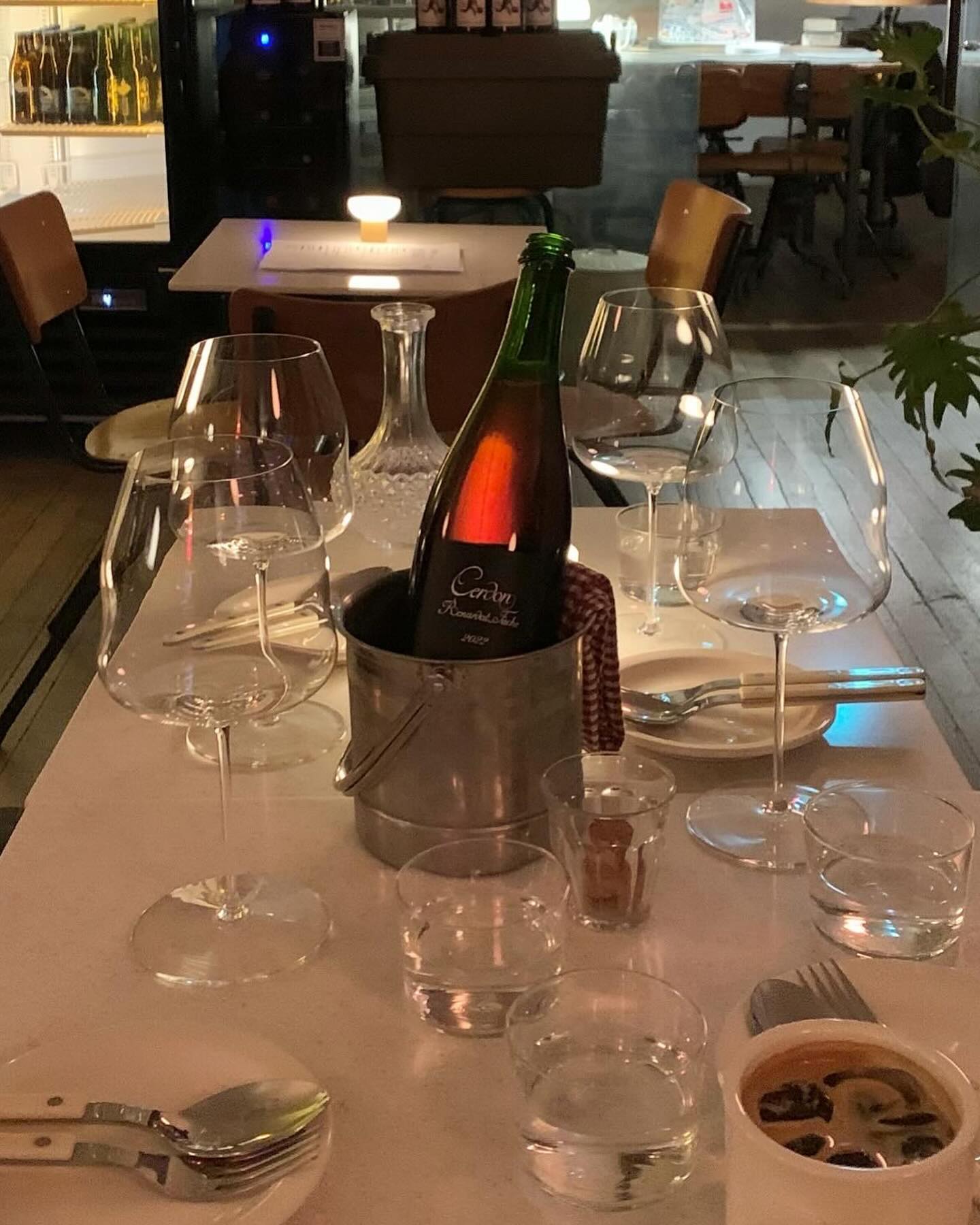 차누 태어나고 진짜 첨으로 저녁에 자부로 나와봄..
지하철 전포역에서 내리는데 오만감정이 뒤썩여서 맘이 싱숭생숭하고.. 뭔가 혼자 서글프기도 한 마음..🥹
다녀오라고 해서 나왔는데.. 걱정될꺼라 생각했지만
나 너무 행복했음!! 눈물나게 행복했음..
이날 잊을 수 가 없음.. 이런 시간이 너무나 소중하고 소중하니
육아맘들 잠시 내려놓고 나오시길 추천드립니다..😌
나오니 너무 새로운 세상이여서 저 집에 안들어가고 싶었는데
체력이 안됨.. 휴🫠🫢

#전포동카페#전포술집#전포와인#키터리#꾸오이아노
