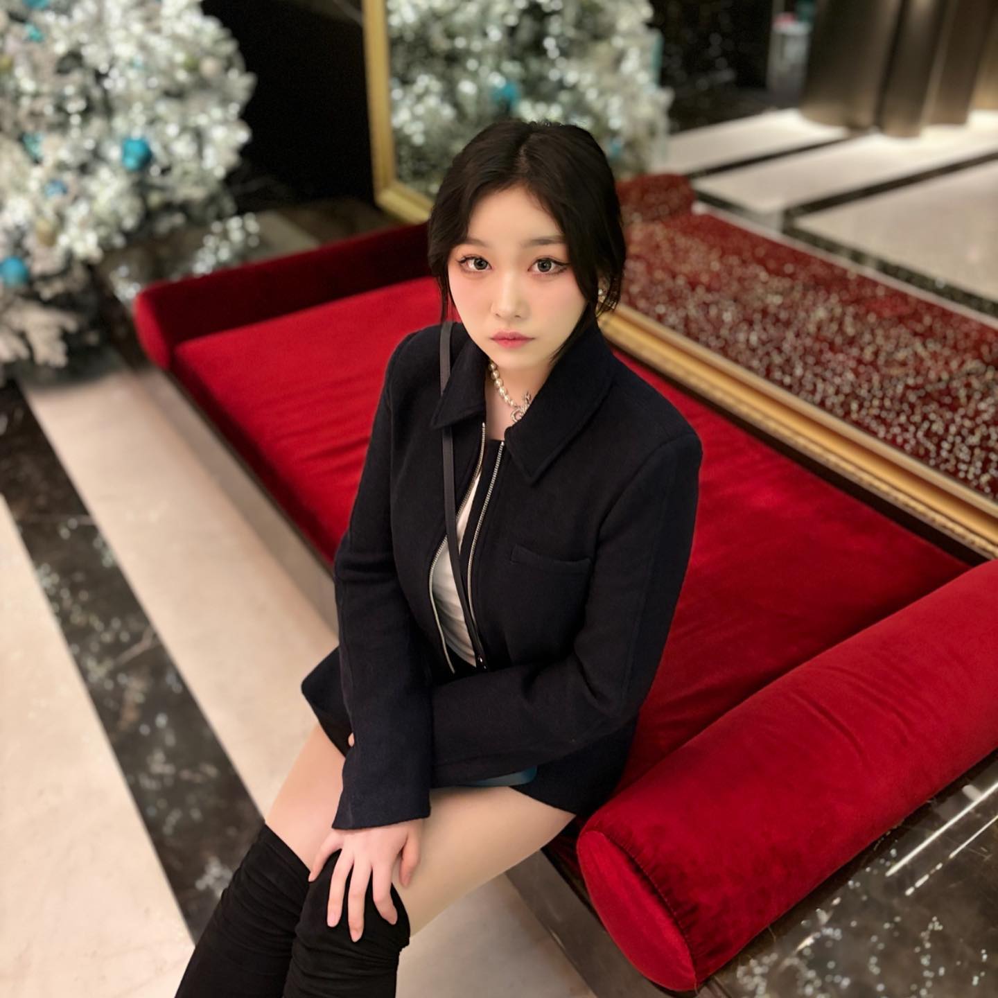 고양이도 좋아하는 자연친화적인 포장 속 코스프린 PR Biome ‘어필해’ PR 크림

평소에 보습을 중요시하는 저는 마유 크림을 자주 사용하는 데요 가끔 마유 크림을 사용하고 화장을 하면 화장이 밀리거나 뜨는 경우가 있어 다시금 크림 유목민 생활을 시작해야하나 걱정하던 와중에 이번 코스프린 PR 크림을 제공 받아 사용해 보았어요 사계절 내내 써도 괜찮을 만큼 너무 무겁지 않은 제형에 바르고 나서 화장을 해도 화장이 전혀 밀리지 않아 좋았고 겨울에 무엇보다 중요한 보습력 또한 뛰어나서 바르고나서 얼굴이 땡기지 않아 요즘 화장하기 전에 꼭 사용하는 제품이예요! 
거기에다가 요즘 갓 20살 때와 같지 않게 피부 고민이 많아진 지금 미백도 신경쓰이고 피부 재생, 탄력, 보습 등등 모든 피부에 좋은 건 다 발라야 될 것 같은 생각이 드는데 코스프린 PR 어필해 크림은 아주 욕심쟁이인 저에게 딱 맞는 제품인 것 같아요 ㅎㅎ 나이아신아마이드라는 미백 기능성 원료를 통해 밝고 투명한 피부를 만들게 도와주고 피부 재생, 탄력 성분인 5종 펩타이드와 피부 장벽을 튼튼하게 해준다고 하네요 거기에 보습, 진정 효과는 기본으로 생각하고 피부결을 개선해주는 세라마이드 성분 콜라겐 성분까지 함유 되어 있어 이것도 신경쓰이고 저것도 신경쓰이는 분들에게 딱인 제품인 것 같아요
너무 많은 제품이 들어 있어 흡수력이나 밀착감, 냄새, 외형이 안 좋을 거라는 생각은 오산 육산 칠산(죄송해요ㅋㅋㅋ…;;) 생각보다 빠른 흡수력에 놀랐고 화장 전에 발라도 밀리지 않는 가벼운 제형으로 포근한 코튼향이 전혀 거부감이 없는 냄새였어요 
+ 자연 친화적인 포장 또한 인상이 깊어 정말 디자인에도 제품에도 신경을 많이 썻구나 라는 걸 느꼈어요
요즘 같은 겨울 보습은 필수인데 크림만 바르면 화장이 밀려 크림을 포기하고 오후쯤에 얼굴이 땡기는 경험을 하는 여성분들이라면 무조건 추천!!
무겁지 않은 촉촉함으로 사계절 내내 사용할 수 있는 코스프린 PR Biome ‘어필해’ PR 크림 화장 전에 바르고 피부 건강 꼭 챙기세요
.
아래 링크
https://smartstore.naver.com/cospreen/products/9379117802 
.
.
.
 #코스프린 #피알바이오크림 #크림 #수분크림 #밀착크림 #사계절크림 #피부재생크림 #탄력크림 #피부재생 #피부탄력 #보습크림 #홍삼발효추출물 #스킨케어 #스킨케어추천 #피부건강 #지키기 #어필해크림 #자연친화적 #에코프렌들리