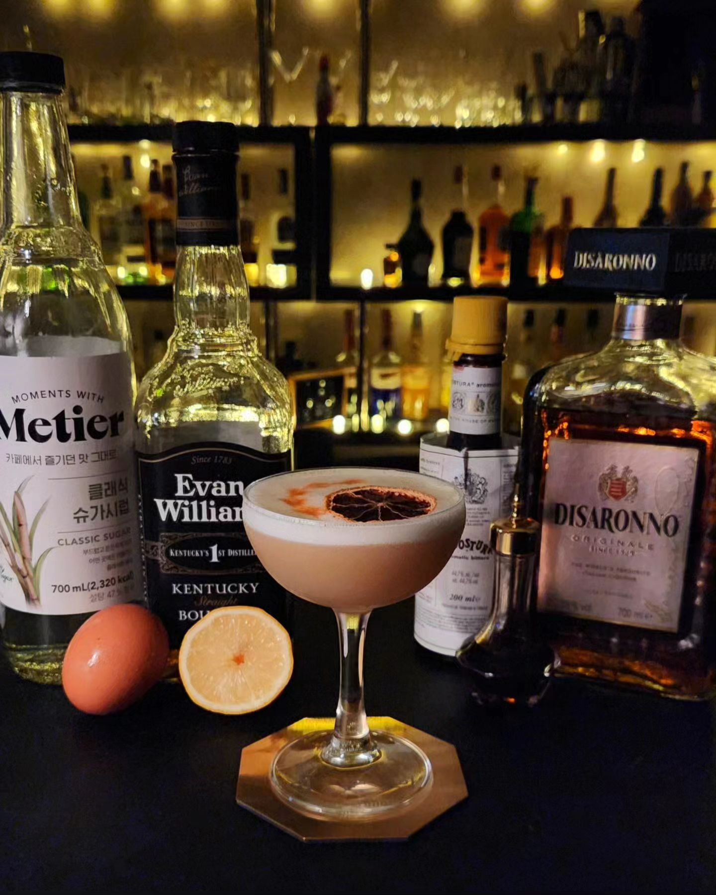 Amaretto Sour
- Disaronno  1.5oz
- Bourbon  1oz
- Fresh Lemon Juice  10ml
- Simple Syrup  10ml
- Egg White 
Garnish : Dried Lemon Slice
& Angostura Bitters 5 dash 

정말 오랜만에 협찬도 아닌, 창작레시피도 아닌 칵테일을 가져왔습니다! 킹사론노가 세상을 구한다. 아마레또 사워입니다. 

이거이거 언제쯤 만들어볼까 했는데 딱 제 스타일의 레시피를 찾아 드디어 올립니다. 버번을 넣는 변형본은 이미 유명하던데, 전 여기서 산미를 줄이는게 더 맛있었습니다. 달달하지만 헤비하고 크리미함이 훨씬 돋보였습니다. 

비터로 라떼아트를 해봤습니다. 사워글라스를 써야하지만 이거 해보고싶어서 소서글라스 씁니다. 근데또 레몬칩을 올릴 수 있어서 더 좋은 향으로 즐길 수 있었습니다 :)

#칵테일레시피 #칵테일추천  #위스키 #홈텐딩 #홈텐더 #바텐더 #아마레또 #디사론노 #아마레또사워 #버번위스키 #에반윌리암스 #자취방꾸미기 #원룸인테리어 #칵테일바 #자취방 #방구석 #혼술 #혼술스타그램 #술스타그램🍻🍸🍹🍷 #disaronno #amaretto #evanwilliams #bourbonwhiskey #cocktailrecipe #cocktailtime #homebartender #hometending #homebars #bartender #cocktailgram