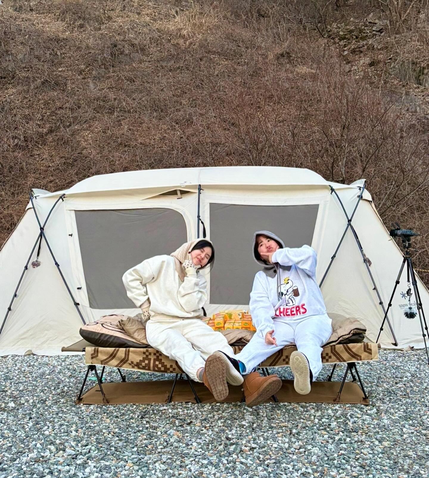 🙇‍♀️24년 신년캠핑은 가족과함께🙇‍♂️

 저 동생이랑 처음 캠핑 가봐요😞

동생이랑 저눈 7살 차이가 나는데용
저는 원주에 있고 동생은 양양 이다보니,
3년차 캠퍼인 전 동생과 한번도 캠핑을 가보지 않았소용😭

근뎅 명절에 딱 맞아 함께 캠핑을 했는데 너무 즐거운 시간이였던거 잇죠?  가족이랑 함께하는 시간 올해는 가족과 함께 시간을 더 보내고싶어요 사랑해요 캠핑을 하는 이유😏

ki_m_m_in  얼마나 이시간이 즐거운 시간이 였는지
추억을 같이 쌓아서 행복했답니당💗
LOVE .. L 부터 실패 ㅋㅋ 릴스 망🫠

⭐️텐트 : 랜드락 프로 snowpeakkorea 
⭐️야전침대 : helinoxusergroup 
⭐️소품 : megachips_korea