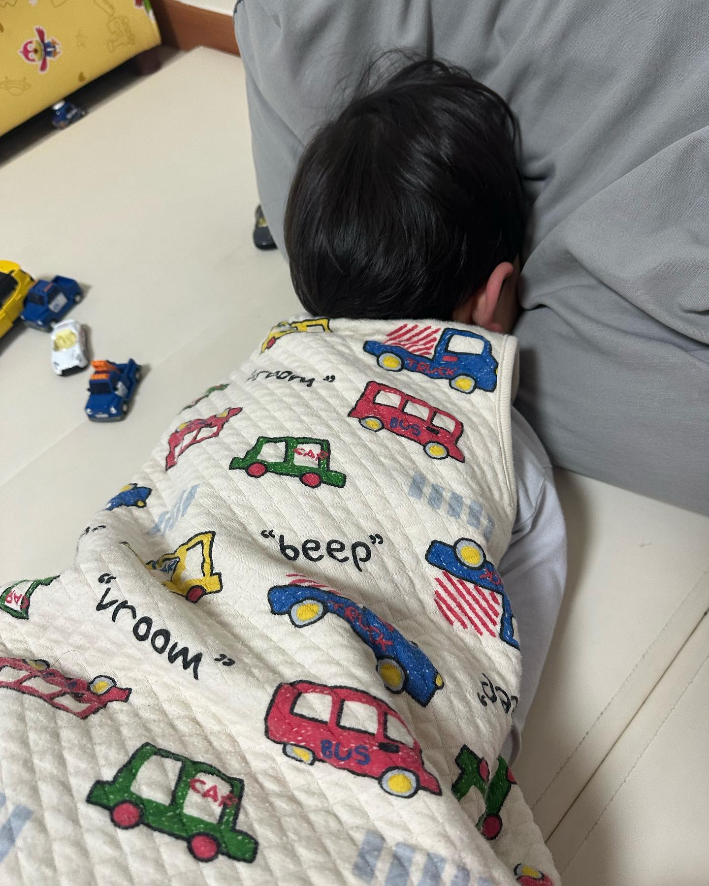 🌱

자는척 중 ㅋㅋㅋ

방학끝!! 
유치원도 다녀오고, 태권도도 다녀오고 피곤할까 조금 줄여서 하려는데,, 왠일로 웅진 두호를 한다더니, 31호는 퍼즐만 맞추고 그만두신분 ㅋㅋㅋ

근데 왜 내가 피곤하지...

* ZooZoo ENGLISH Animals 6 Day 8
* Kivakids Mission Book 8 2week
* 웅진 한글깨치기 7권 “버”쓰기 
* 웅진 한글깨치기 8권 p.14-20
* 척척수학 1-10 p.7-10

 #자기주도학습 아직은 #엄마주도학습 #만4세 #52개월 #日記妌 #日記  #주주잉글리쉬 #키바키즈 #웅진스마트올쿠키 #한글깨치기 #척척수학