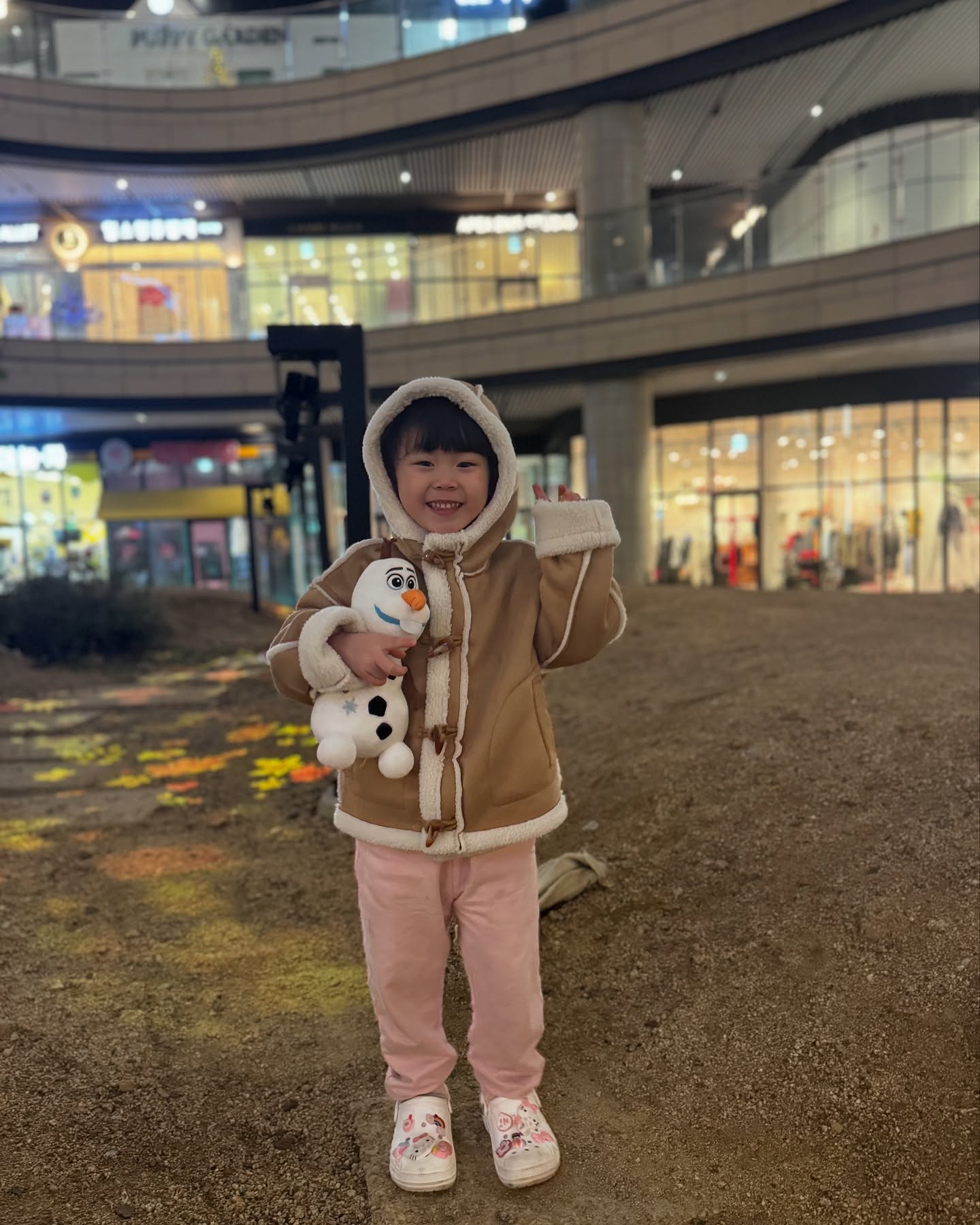 이런 소소한 일상이 
얼마나 소중한 것인가에 대해
생각해보게 되었던 지난 연말이었어요. 

2025년에는 따뜻한
이야기들이 많이 들려오길 바라봅니다.

#늦었지만 #새해복많이받으세요