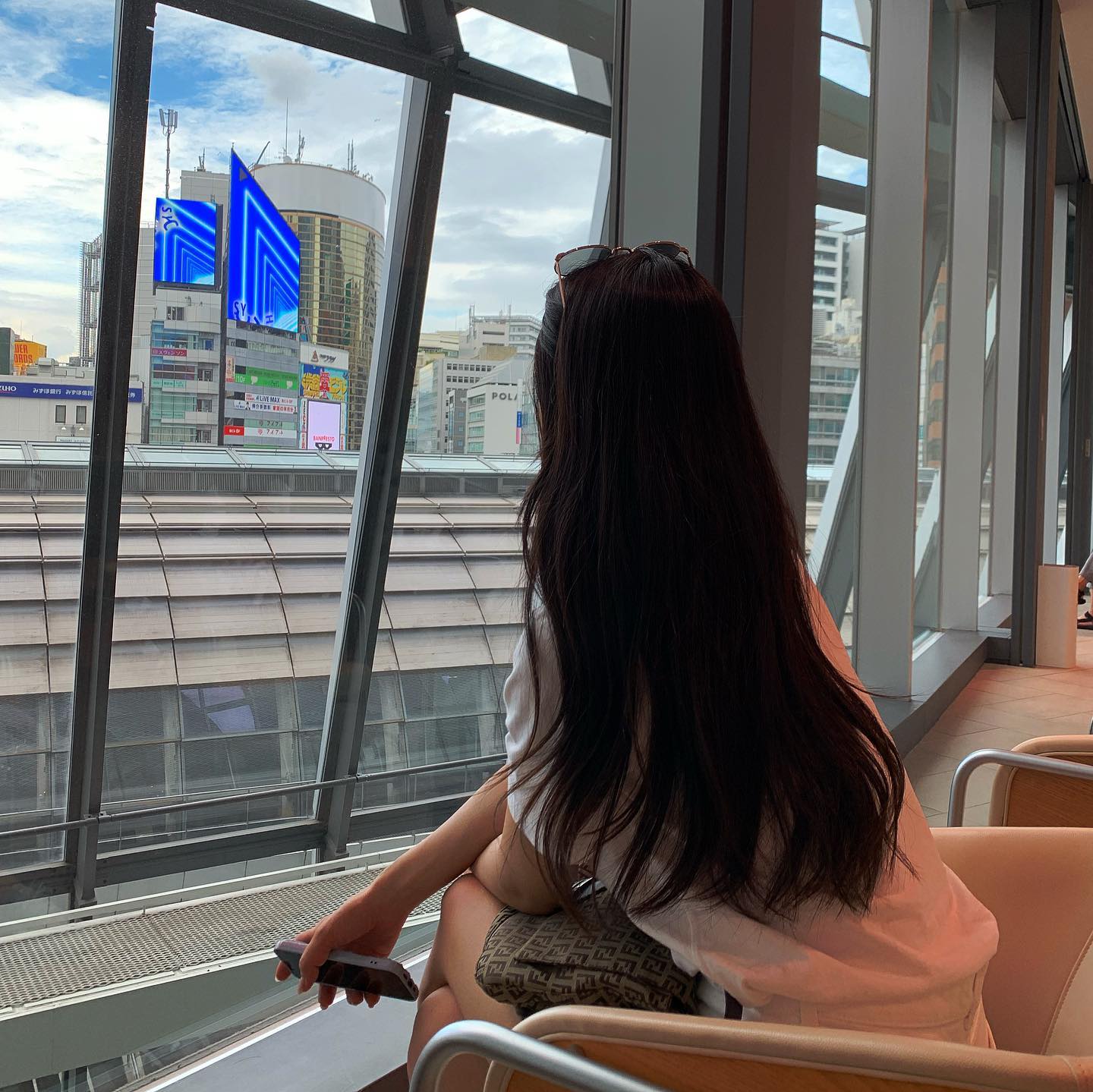 히조랑 결혼 전 일본 여행🇯🇵 (feat.도쿄)
나 결혼준비로 바쁘다고 일정 다 짜준 히조쓰💕thx✨

📍도쿄여행 첫째날 여행코스
🍜 아부라소바- 시부야 스크램블 스퀘어-시부야 스카이🗼- 신주쿠(알리야 프렌치토스트)- 오모테산도 (명품거리 쇼핑)- 🍣쿠라스시(가성비 초밥 맛집)
-
#일본_현조 #여행스타그램 #일본여행 #시부야스카이 #시부야 #시부야맛집 #마제소바맛집 #아부라소바 #travel #japantravel #tokyo #1일차여행 #도쿄여행 #도쿄가볼만한곳 #도쿄여행코스 #쿠라스시 #도쿄프렌치토스트 #알리야 #오모테산도 #샤넬빈티지샵
