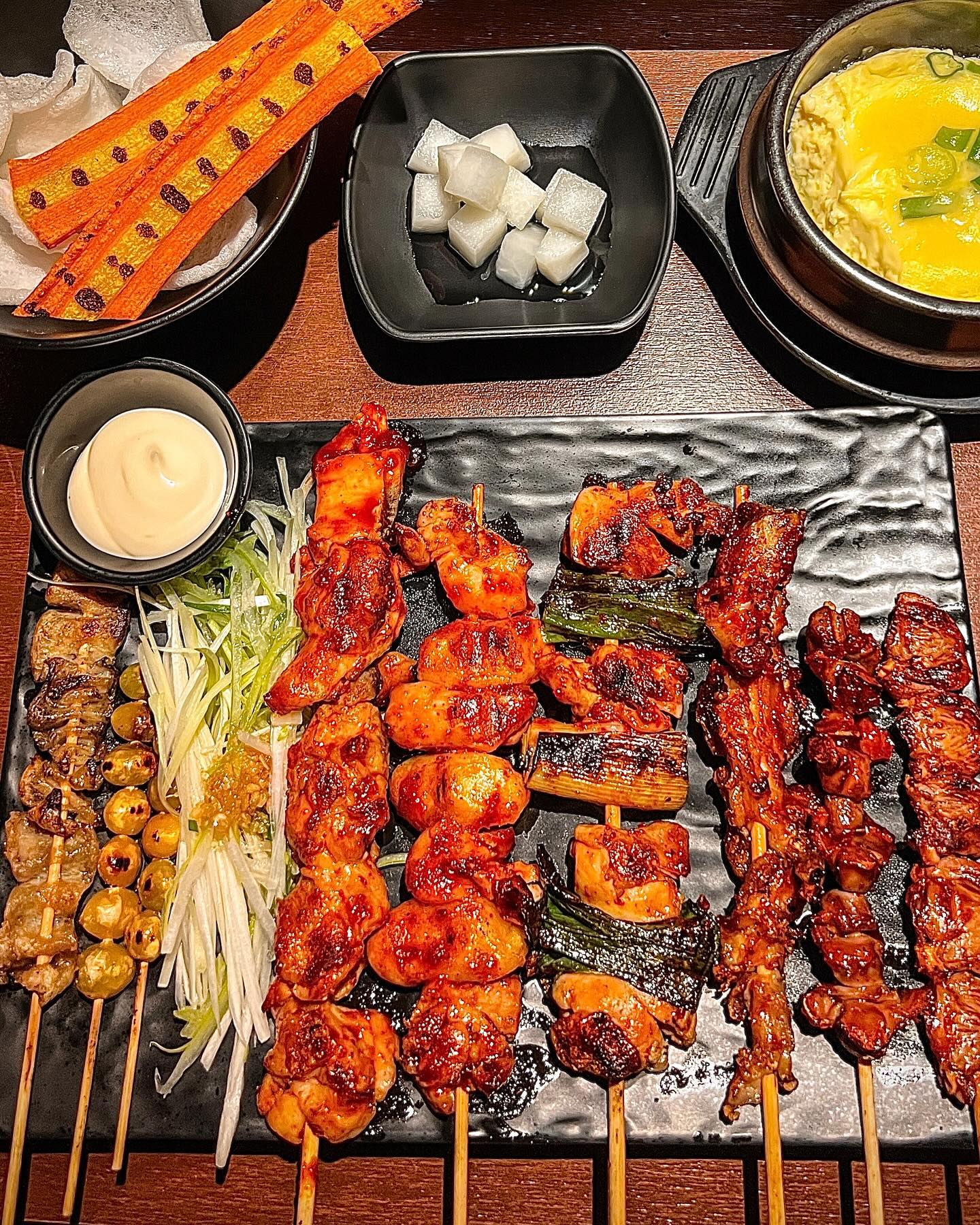 #협찬 #숯불꼬치구이 #불맛
.
불맛 진하게 느낄 수 있는 곳‼️
길동에 위치한 “문금례9292 숯불직화 꼬치”
매장에 입장하자마자 캬~ 불향에 취해 주시고
.
저희는 꼬치를 구어주시는 닷지에 않았습니다
주문은 A세트 (1-2인) + 소주한병 주세요
.
기본 안주로 새우칩이 나오고
닷지에 앉은 고객들은 숯불구이 쫀득이를 주신답니다
탱글 푸딩같은 계란찜 너무 촉촉한데
직원분이 계란물을 만드시느라 기계가 아닌
손수 팔로만 계란물을 휘져으시던 모습이 찐이였습니다 👍👍
.
숯불 그윽히 입힌 꼬치 등장
순살닭고기. 떡닭. 파닭. 닭발. 염통. 똥집. 은행. 닭껍질 등장
.
우선 뜨끈할때 먹어야 더 쫜득한 식감을 느낄수 있는
닭발부터 공략해주고. 염통 똥집 식감 릴레이 들어갑니다
닭고기는 안심부위 인지 너무 촉촉하고 부드러웠구요
여기에 바삭의 절정 닭껍질로 마무리 해주심 🙈🙈🙈
.
캬 ~ 기깔나게 불향 맛보실수 있습니다
가격대비 구성도 너무 만족 👍👍
.
담번엔 삼겹 소갈비 꼬치 공략하러 갈께여 🙏🙏🙏
.
.
< 문금례 9292 숯불직화꼬치 👉 park_9292 >
- 서울시 강동구 양재대로111길 15 1층
- Tel : 02-477-9510
- Time : 18:00 - 3:30
- A세트 (1-2인) - 꼬치9개 & 계란찜 : 21,000원
.
.
#길동맛집 #길동이자카야 #길동이지까야 #길동꼬치 #길동꼬치구이 #숯불꼬치 #숯불꼬치맛집 #숯불꼬치구이전문점 #길동닭꼬치 #닭꼬치맛집 #꼬치전문점 #문금례 #문금례9292 #문금례9292숮불직화꼬치
