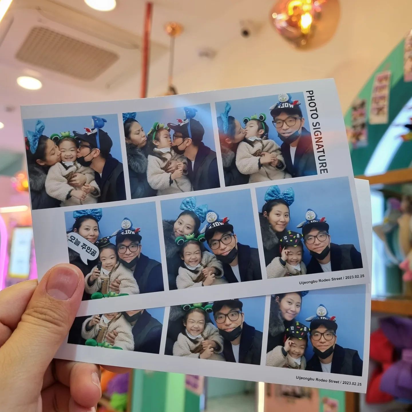 👨‍👩‍👧떠현씨 첫 4컷 사진ㅎ
머리띠 직접 다 한명씩 골라줘서 쓰고찍어따ㅋㅋ
다음엔 느낌있게 흑백으로 찍어보댜

어린이집 영아반 수료끝
이제 엉아되서 큰어린이집으로 가면
첫달은 좀 힘들겠지만 우리딸은 잘해낼거라고 믿어🥰

엄마아빠도 적응기
딸래미도 적응기
잘해보쟈~~~~~~~~