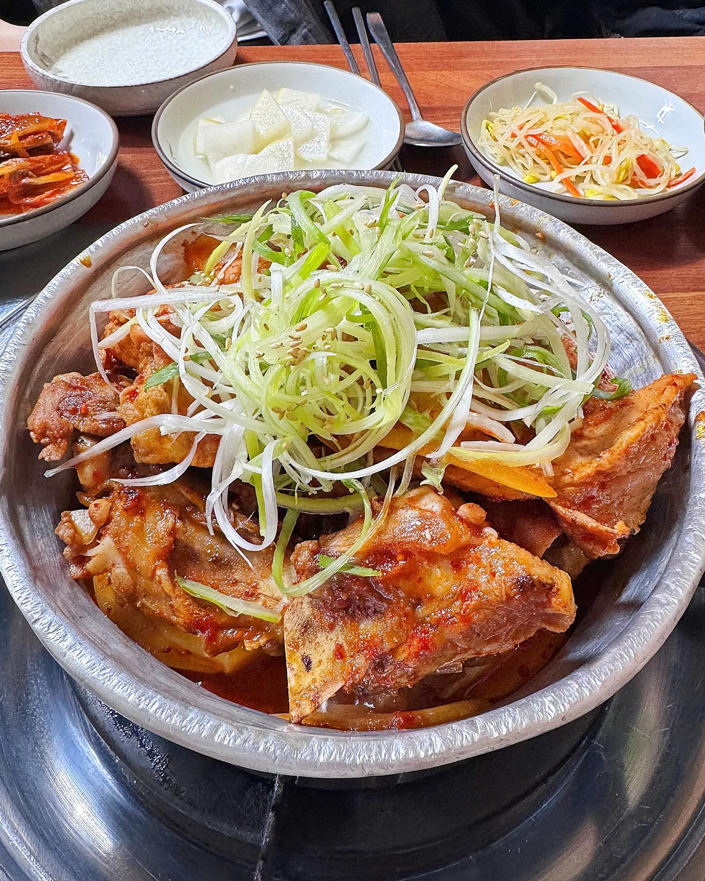#협찬 #아궁이화덕숯불구이 Ⅰ 🥩🥢

⛤ 날씨 언제 풀릴까요 🥲 아직도 너무 추운날씨...
하지만 주말엔 외식 못참죠❕
양푼갈비찜 맛집이 있다고 해서 다녀와봤는데요❕ 

⛤ 깔끔한 외관 분위기에 내부는 정겨운 시골집 느낌이라 찐 맛집 냄새 풀풀 났습니다 😋

⛤ 식당 안에 자리도 많고 ,  손님도 많고 , 배달도 주문 들어오는 소리가 끊이질 않더라구요 ! 👍
대기석도 따로 마련되어있어서 좋았고 , 식당 들어가시면 신발 벗지마시고 꼭 신고 들어가세요 👟❗️

⛤ 태블릿 메뉴판이 있어 주문하기도 편했고 , 저는 2명이서 왔기 때문에 대표 메뉴 중 ❝양푼갈비찜 2인분❞으로 보통맛을 주문 했고 , 당면러버라 당면사리랑 공기밥 2개 추가해줬습니다 ! 

〓〓〓〓〓〓〓〓〓〓〓〓〓〓〓〓〓〓〓〓〓〓〓〓
📋 주문메뉴
➖ 양푼갈비찜 2인분
➖ 당면사리 추가 (기본X)
➖ 볶음밥 1개 추가
〓〓〓〓〓〓〓〓〓〓〓〓〓〓〓〓〓〓〓〓〓〓〓〓

⛤ 기본 반찬은 쌈채소 , 부추전 , 계란찜 , 된장국 , 고사리무침 , 콩나물 , 묵은지 , 계란찜 , 양파장아찌 , 깻잎장아찌가 준비되어 있습니다 !

⛤ 부추전 , 계란찜 먹고 있으니 양푼갈비찜 등장 !
금방 나와서 너무 좋았어요 ! 완전 배고팠거든요 🤣
거의 다 익혀서 나온거라 조금만 더 끓인 후 먹었습니다 !
처음 방문하는거라 매울까봐 보통맛으로 시켰는데 제 입맛에는 신라면보다 안 매웠어서 매운맛 시킬걸 그랬어요 ! 

⛤ 하지만 ... 쌈에 싸먹으니 환상적 .. 🤤✨
깻잎장아찌에도 싸먹었는데 너무 맛있어서 남자친구랑 둘이 아무말도 안하고 먹기만 했습니닷 😅

⛤ 마무리로 볶음밥 빠질 수 없죠 !
배가 너무 부른 상태라 1개만 시켰는데 양이 어마무시하더라구요 ❕
저녁 한상 푸짐하게 먹은 거 같아 너무 기분이 좋았습니다🩷
다들 강추강추 ( ⸍ɞ̴̶̷ ·̫ ɞ̴̶̷⸌ )♡

🏷️ #아궁이화덕숯불구이  Ⅰ gwangju_galbibraised
📍광주광역시 북구 일곡택지로 53번길 6 
🏃‍♀️일동 초등학교 맞은편 위치
🥡 포장 , 배달 가능 , 아기의자 O
🚘 매장 전용 주차장 X , 길가, 골목 주차 추천

⏰영업시간 : 매일 11:30 ~ 22:00 ( 매주 화요일 정기휴무 )
📞전화번호 : 062-575-3323

✔️ 이 글은 리뷰노트를 통하여 본 업체에서 제품 또는 서비스를 제공받아 작성된 글 입니다

#광주일곡동맛집 #김치맛집 #감성맛집 #용봉맛집 #리뷰노트 #맞팔 #선팔 #먹팔 #맛집투어 #저녁메뉴