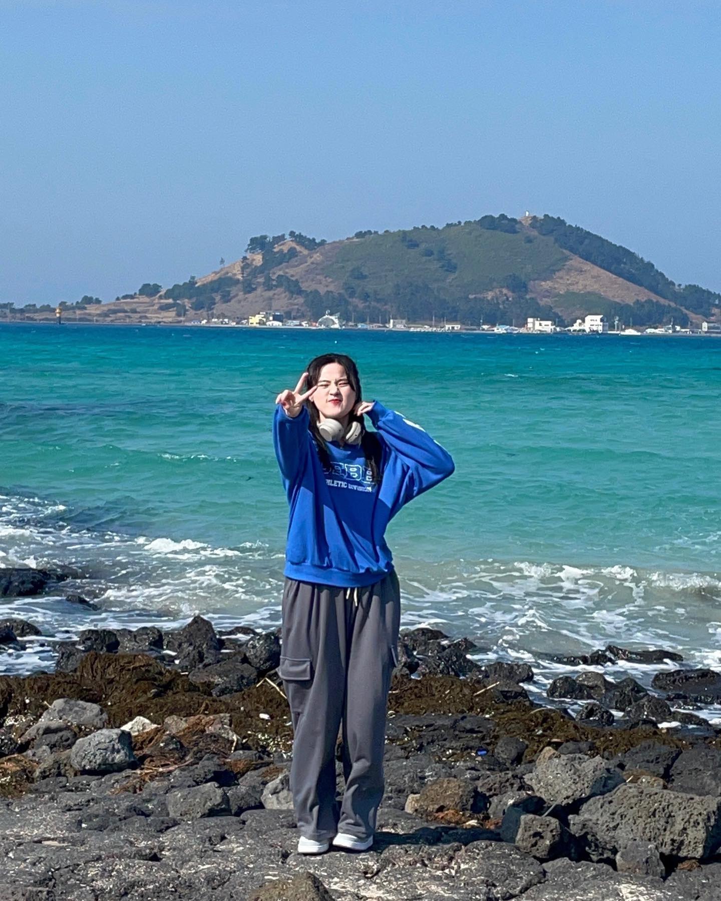 해와 바람의 이야기를 아시나요?
해와 바람은 한 나그네의 외투를 벗기기 위해서 내기를 합니다. 해는 강하게 햇볕을 내리 쬐고, 바람은 세차게 입김을 불었지만 나그네는 외투를 벗지 않았습니다.
근데 사진찍을려고 벗음 ㅋ