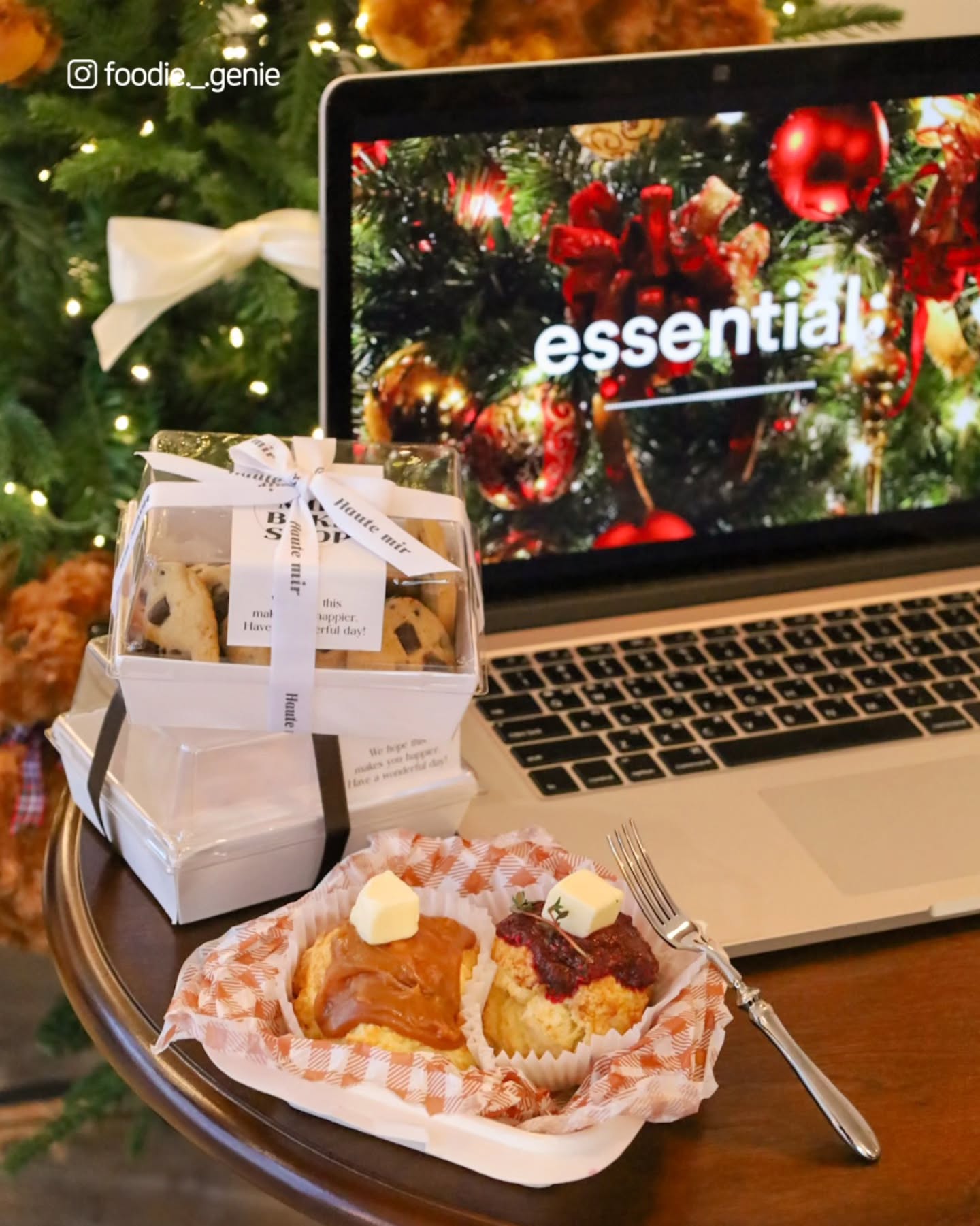 🧸🎄✨️
크리스마스 감성 가득한 제주 도심 속 힐링 카페

제주시 도심에 위치한 오뜨미르에서 크리스마스 분위기를 만끽해보세요! 첫 발을 들이는 순간부터 따뜻한 우드 인테리어와  아기자기한 크리스마스 소품들이 반겨준답니다🎁

🧁 추천 메뉴
- 티라미수: 한 입 먹으면 퍼지는 부드러움과 진한 커피향의 조화
- 레몬 크림케이크: 새콤달콤 레몬향이 입안 가득 상쾌한 매력
- 스콘: 겉바속촉에 곁들여진 잼과 함께 먹으면 완벽한 디저트

☕ 시그니처 음료
- 땅콩 라떼 : 고소한 땅콩의 풍미가 가득
- 쑥 라떼 : 은은한 쑥 향이 담긴 라떼로 마음까지 따뜻해지는 맛

🎄 포토존 필수
첫 장을 장식한 크리스마스 분위기 사진은 물론, 디저트 플레이팅까지 감성 폭발하는 곳입니다- 겨울 연말 시즌 분위기를 제대로 느낄 수 있는 공간이에요!

도파민 뿜뿜하는 디저트 먹으러 오뜨미르로 떠나요🖤

-

맛없으면 티나는 입맛 까다로운 도민의 맛집 큐레이션
foodie._.genie 가 맛있는 곳으로 안내할게요🎂

-

☕️ 오뜨미르 hautemir
🪧 제주 제주시 구남동2길 59 1층 상가 1104호
🕐 영업시간 07시 ~ 21:00
🅿️ 근처 공영주차장 이용 추천 
🍊 재방문의사 있음

#제주카페 #오뜨미르 #이도이동카페 #제주맛집