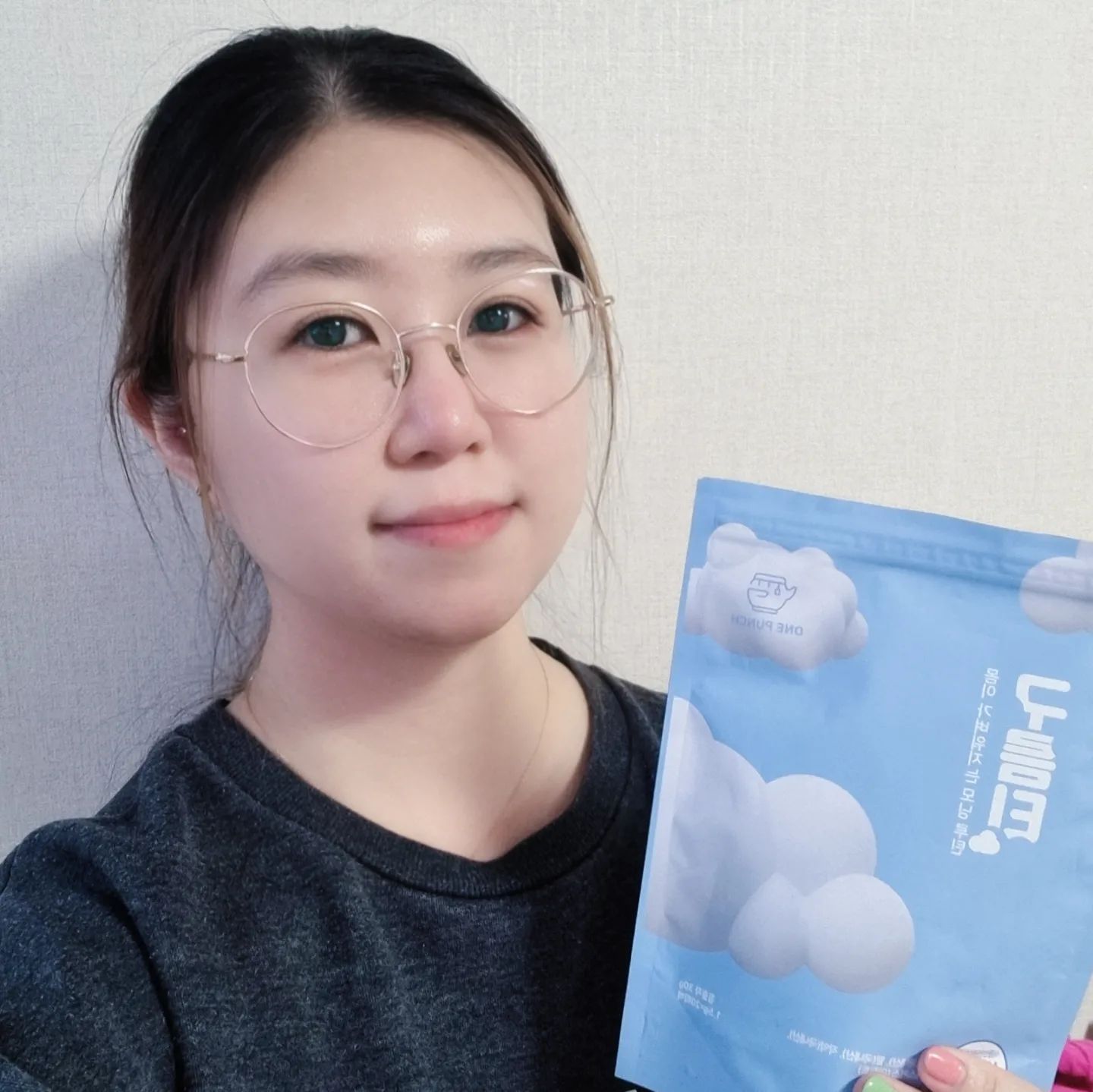 #협찬 

아침에 일어나 거울을 볼 때마다
전날 먹은 음식을 떠올리며 
자기반성의 시간을 가지는 나란 사람 ㅋ

퉁퉁 부은 얼굴 붓기에 호박팥차가 도움이 된다고 하는데
기본 호박팥차가 아닌 한의사가 만든 블랜딩티인 구름티 

이름도 예쁘고 패키지도 예쁘고~
티소물리에가 함께 개발해 맛까지 좋음!!

연예인들 관리로 청담샵에서 제공하는 차가
바로 요 구름티 ㅎㅎ

올해는  운동하고 관리해서 멋진 사람이 되야지☺

#닥터원펀치 #구름티 #호박차 #호박팥차 #브이라인 #예뻐지는습관 #모닝루틴 #물마시기 #야식먹고 #뷰티스타그램 #이너뷰티 #연예인관리