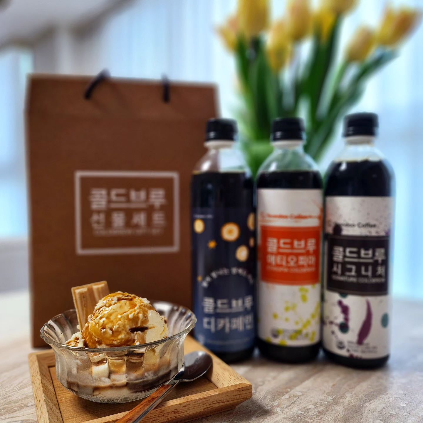👉#연두커피 #연두커피선물세트 #제품협찬
.
부담없고 호불호 없이 선물하기 좋은
삼청동 연두커피☕️
.
입맛에 맞게 물이나 우유에 희석해서 먹으면 되니
초간편해서 남표니 아침 필쑤템이 돼버림🤎
.
밥먹고 후식으로 아이스크림 위에
연두커피 또르르~ 부어주면
커피향 폴폴~ 달달 쌉싸름한 디저트
아포가토 완성😍
.
요건 커피 잘 안마시는 사람도
좋아할 수 밖에 없는 맛!!
.
커피 좋아하는 사람이라면
호불호 없고 부담없이 선물하기 좋은
콜드브루 연두커피 선물세트!!!💕
.
파우치 구성뿐만 아니라 
페트병, 와인병 선물 세트, 디카페인까지
다양하게 구성되어 있어서
원하는 세트로 구매 가능👍
.
홈카페에서 콜드브루 연두커피 촵촵🧊
.
.
.
.
.