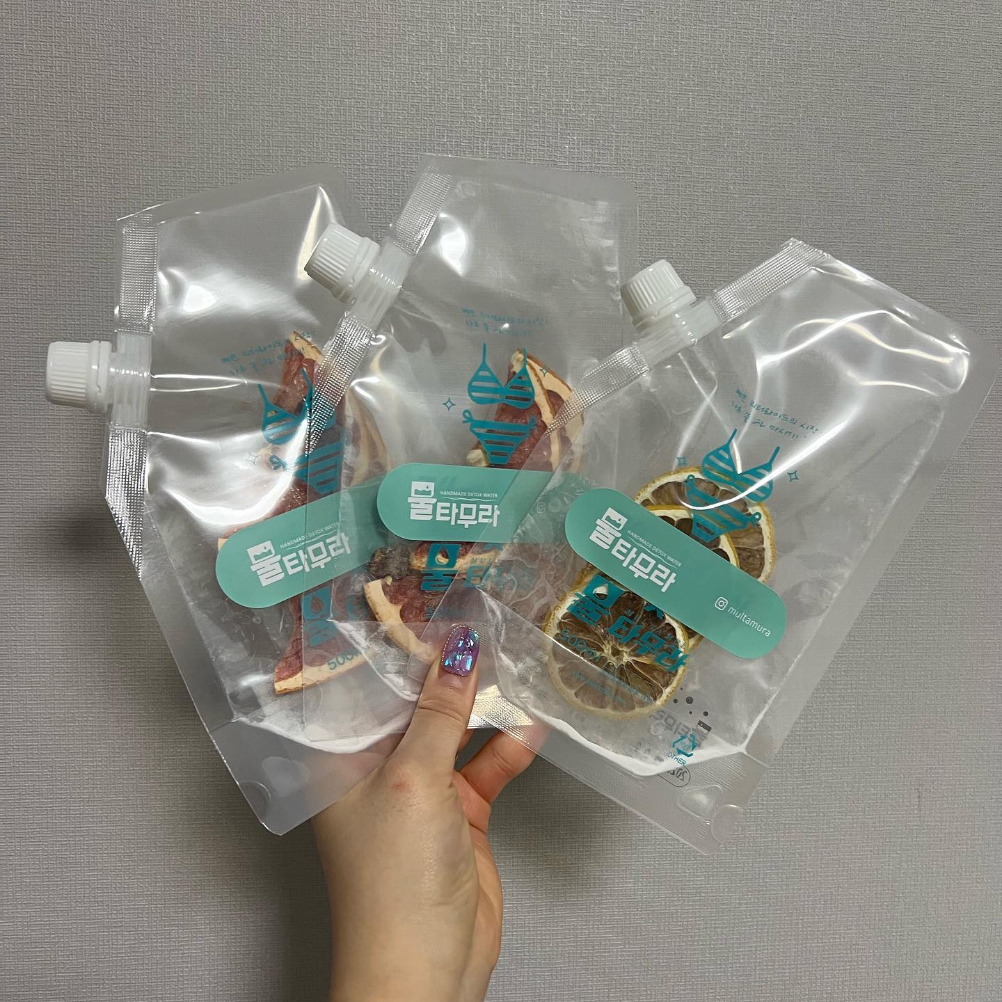 #협찬 #디톡스워터 #비타민워터 #물타무라 
💧물타무라-건조과일비건건강워터

세계보건기구WHO가 발표한 성인 하루 물 권장량->2L

하지만❗️ 생각보다 하루의 물을 2L먹는다는게 쉽지않죠ㅠㅠ 
저는 맹물은 비려서 못먹는데  비타민워터라서 상큼하게 물을 먹을수잇어서 맛잇는 2L를 섭취할수있더라구요!! 비타민 가루도 들어있어 더욱 상큼하게!!

💧물타무라에 사용되는 모든 과일과 채소는 5단계 세척 과정을 거칩니다.

1️⃣베이킹소다 세척
2️⃣천일염으로 박박
3️⃣잔류 농약 제거 살균 세척
4️⃣살짝 데치기
5️⃣정수물로 헹군 후 키친타월로 마무리
​
또한, 고온에서 빠르게 건조하지 않고, 저온에서 24~40시간 건조합니다. 

사용법: 팩 1개당 500ml의 물을 넣을수있습니다. 뜨거운물은 xxx, 차가운물& 미지근한물ooo(물 넣고 10분정도 우려서 드시면됩니다) 한 팩으로 하루에 4번 (2L)를 음용하시면됩니다!

-핸드메이드 티톡스워터&클렌즈 디톡스주스 전문점!
-워터팩포장지: 인체무해test를 통과한 식품포장지!

자세한한건⬇️⬇️⬇️⬇️⬇️

https://smartstore.naver.com/multamura_/products/6849914090

이 글은 리뷰노트를 통하여 본 업체에서 제품 또는 서비스를 제공받아 직성된 글입니다.