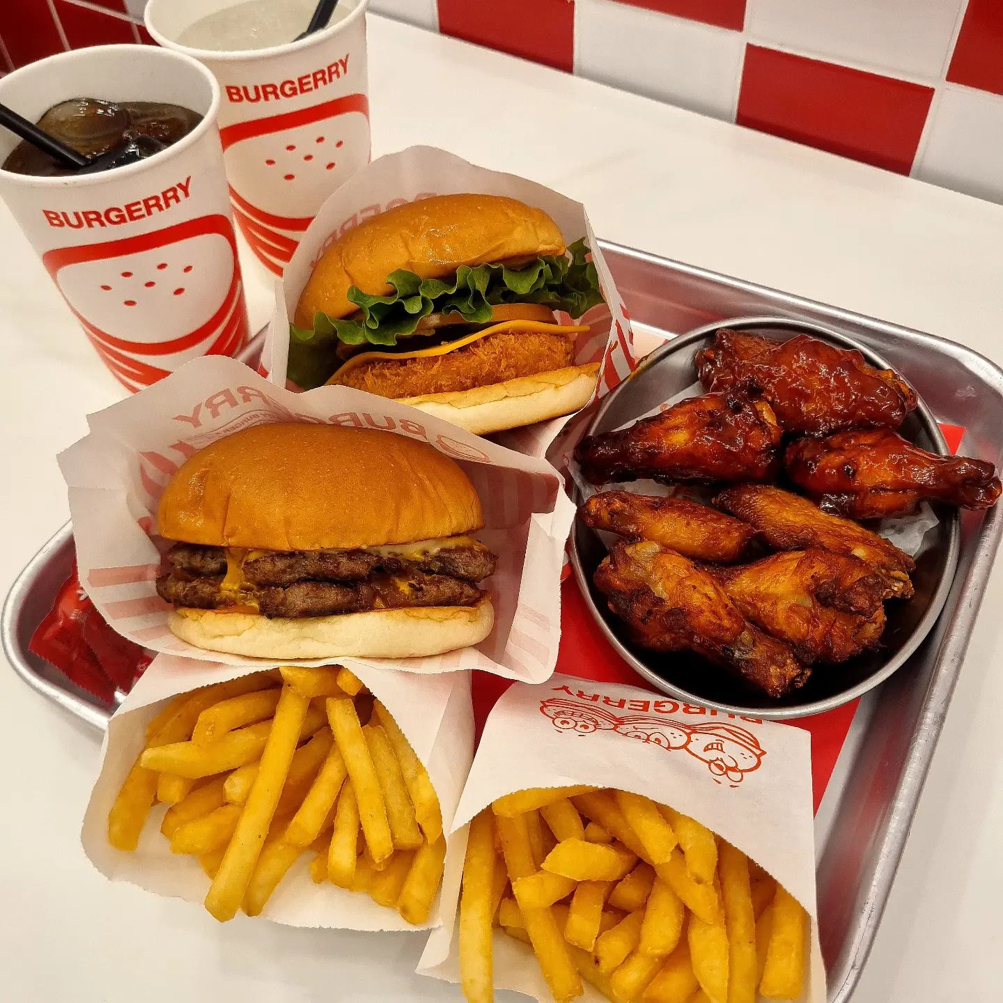 #협찬 #버거리광주하남점 #광주수제버거맛집

광주 수제버거🍔 찐맛집❣️
<버거리 광주하남점>에 다녀왔어요👩‍❤️‍👨

미국 햄버거집 분위기 가득 느껴지는 인테리어에❤️ 내부도 깔끔하고 쾌적해서 좋았는데요✨️주문은 간편하게 키오스크로 하고 상가 내 주차장이🚗 있어서 주차도 넘 편했어요🤗

저희는 [더블 클래식 치즈버거 세트]와 [쉬림프 버거], [버팔로 윙&스틱, 핫 버팔로 윙&스틱]을 주문했어요🙆🏻‍♀️ 번과 패티 양이 30% UP⬆️된 빅 사이즈도 있어서 좋더라구요👏🏻
 
[쉬림프 버거]는 상추랑 토마토도 넘 싱싱하고👍🏻원래 새우버거를 별로 안좋아하는데 여기껀 바삭한 새우 패티의 감칠맛이 넘 좋아서 완전 맛있게 먹었어요🥹🩷
한 입 베어 문 순간🫢 육즙 가득한 부드러운 소고기 패티가 입에서 사르르〰️녹았던 [더블 클래식 치즈버거]도 대존맛🙊❣️ 공장에서 찍어낸 정형된 패티가 아닌🙅🏻‍♀️ 매장에서 직접 손질하고 빚은 100% 순 쇠고기 패티라🐮 불향도🔥잘 느껴지고 육즙이 살아있었어요🥹💖 여태 먹어 본 다른 수제버거들 보다 제 입맛엔 버거리가 가장 맛있더라구요😋💯💯 겉에 발라진 소스도 넘 맛있었던 [버팔로 윙&스틱]도 사이드 메뉴로 강추🌟‼️하남 수제버거 맛집답게 포장 손님과 배달 주문이🛵 계속 들어와서 넘 바빠보였어요👏🏻

가성비 좋고 퀄리티 좋은 광주 수제버거 찐맛집 찾으실 때❕️<버거리 광주하남점> 완전 추천드려요🤗❣️❣️

🏠 주 소 : 광주 광산구 무진대로 279 동부센트레빌 상가동 1층 116호
🕒 매일 10:30~24:00 / 매장 식사 시 동부센트레빌 상가 주차 무료, 포장 시 30분 무료🚗

#버거리하남점 #광주수제버거 #광주찐맛집 #광주맛집 #광주맛집추천 #광주햄버거 #광주햄버거맛집 #광주하남맛집 #광산구맛집 #광산구맛집추천 #광주포장맛집 #광주배달맛집 #광주포장 #광주배달 #월곡동맛집 #우산동맛집 #하남맛집 #맛스타그램 #먹스타맞팔 #먹팔 #먹팔맞팔 #먹팔해요 #칼맞팔 #선팔하면맞팔 #좋반 #좋아요 #좋아요반사