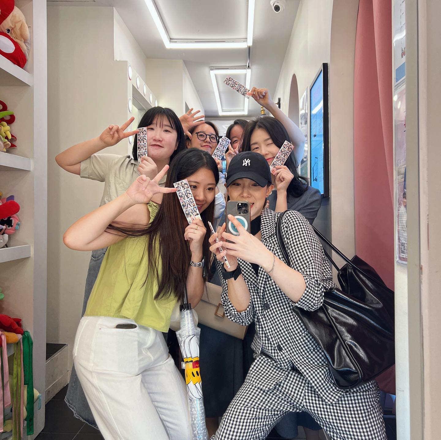 세종 사람의 서울 나들이
는 수비 청첩장 받으러🎉
오랜만에 모인 우리 마케팅팀 동생들
어쩜 이렇게 예쁘고 똑똑한 애들만 골라서 팀이 됐는지
난 참 복도 많지😆
 
뭘 저렇게나 계속 먹고 떠들고 했는지
정말 시간 가는 줄 몰랐네..ㅋㅋㅋ
 
나 좀 서울로 자주 불러줄래..??
😆