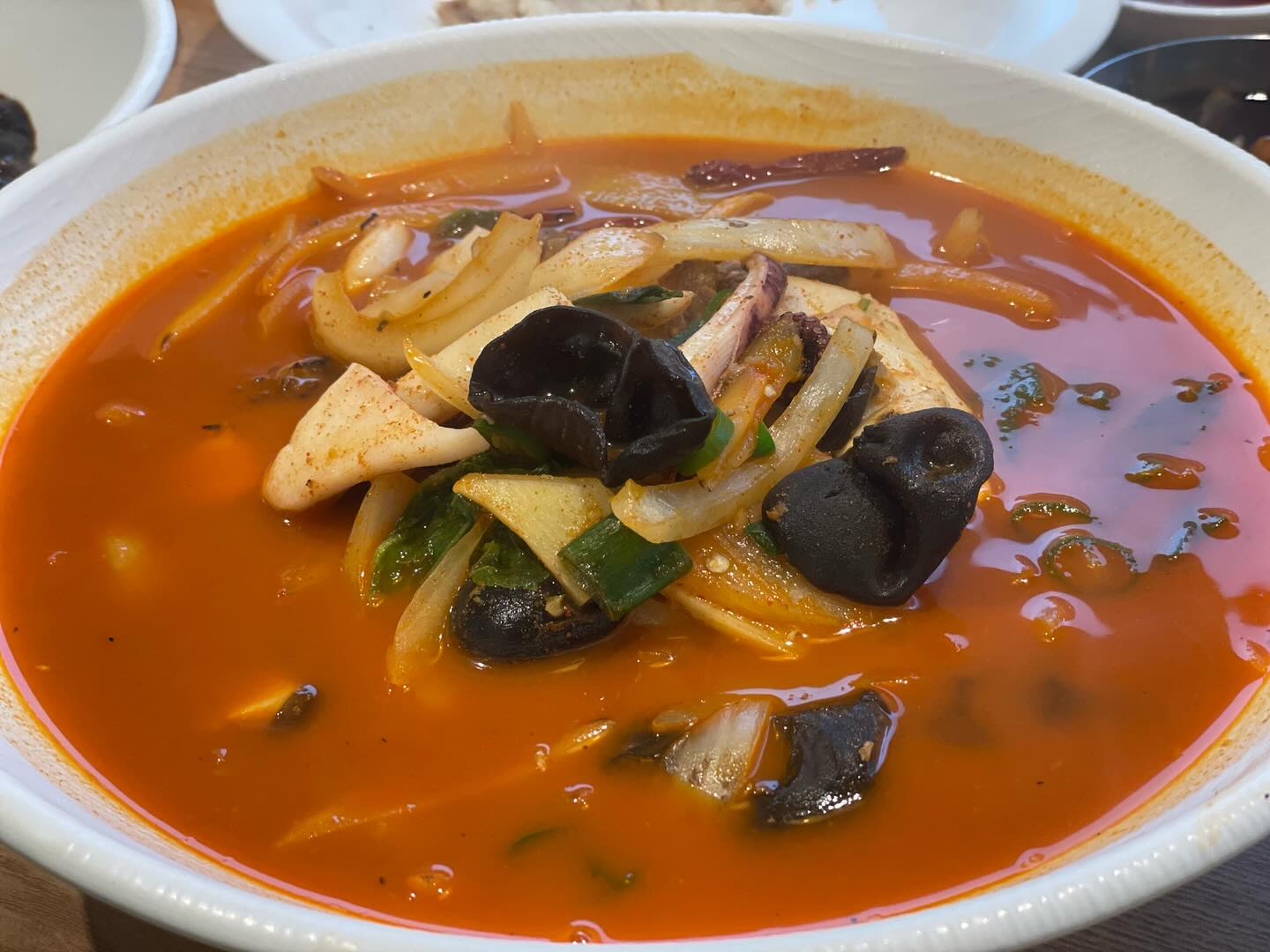 마석 창현리맛집 도도
도보로 완전 가까운 곳에 창현어린이공원과 화도체육문화센터가 있어 아이와 외식하기 굉장히 좋은곳
주차는 상가 앞에 가능

중국집이라기 보다는 차이나레스토랑 같은느낌의 고급스러운 맛과 서비스로 늘 만족하는곳

위생을 굉장히 중요시 하기에 살짝오픈된 주방은 바닥까지 깨끗해보였고, 홀 역시 매우 깨끗함

룸도 있어 가족모임이나, 회식하기에도 매우 좋음

먹어본 메뉴 다 맛있지만, 아이의 최애는 탕수육과 짜장, 
나의 최애는 차돌불짬뽕

몇년묵은 숙취가 확 내려가는듯한 느낌
불맛이 엄청나고 얼큰하고 시원해서 국물까지 사발로 들이켜야함

단점은 배부른데도 계속 먹음..
먹고나서도 또먹고싶음...

한번방문하면 무조건 단골되는 마석 찐맛집

#창현리맛집 #마석맛집 #마석중국집 #마석중식당 #마석가족모임 #마석도도 #창현리중식당 #화도중식당 #화도맛집 #마석짜장면 #마석짬뽕
