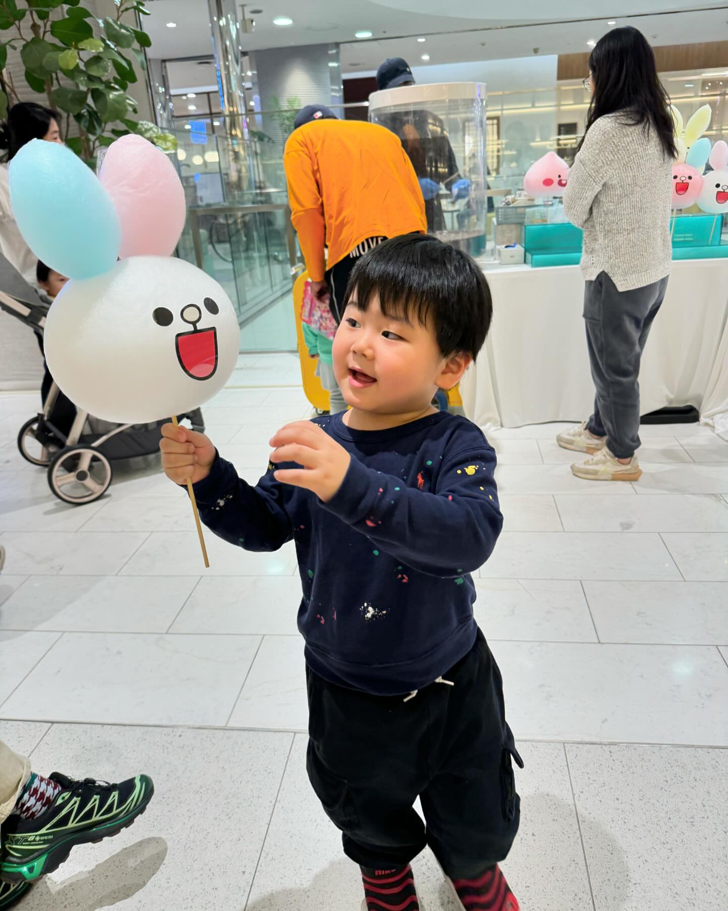 캐릭터 솜사탕 받고 신나하더니
스티커는 못먹는데 떼어달라고 하는 너.
못먹는거 필요없다고 하는데 그맛에 먹는건데 🐣
.
.
오랜만에 #개정 가서 맛난 음식 먹고 가족 모두 기분 좋음 🫶🏻
.
.
#주말일상