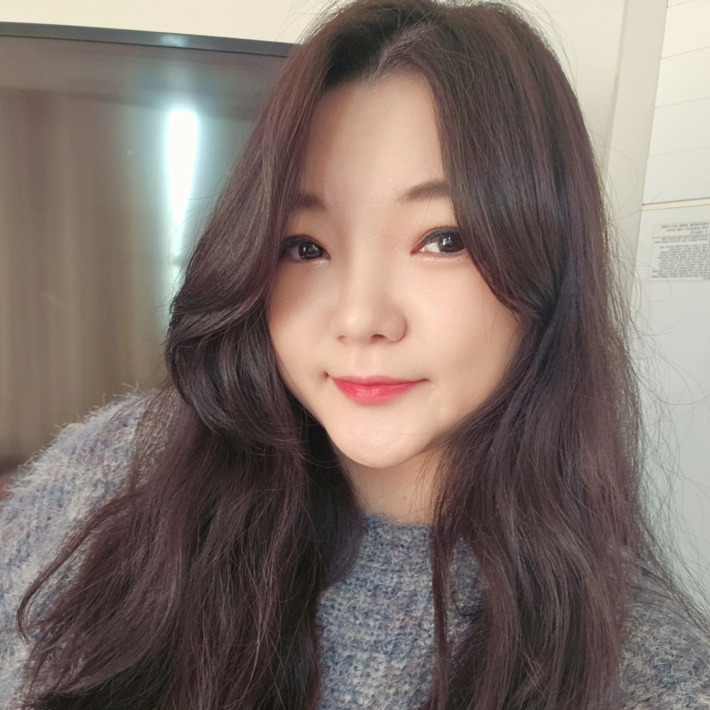 #2024 봄 신상 
신상도착하자마자 품절되서 사진업데이트도 못한 블루컬러ㅜ;;
매장손님들이랑 커플이되버린 블루 컬러💙
내가 좋아하는 보트넥 니트 블루컬러도 하나더 추가요☺️☺️
블루,핑크 넘 이뿌요~~‼️ 저의 허리핸들도 가려줍니다요🤣
스판감도 좋쿵~~🩷

착용컬러- 블루
헹거사진컬러 왼쪽부터 - 핑크,라임,그레이,블랙,바이올렛